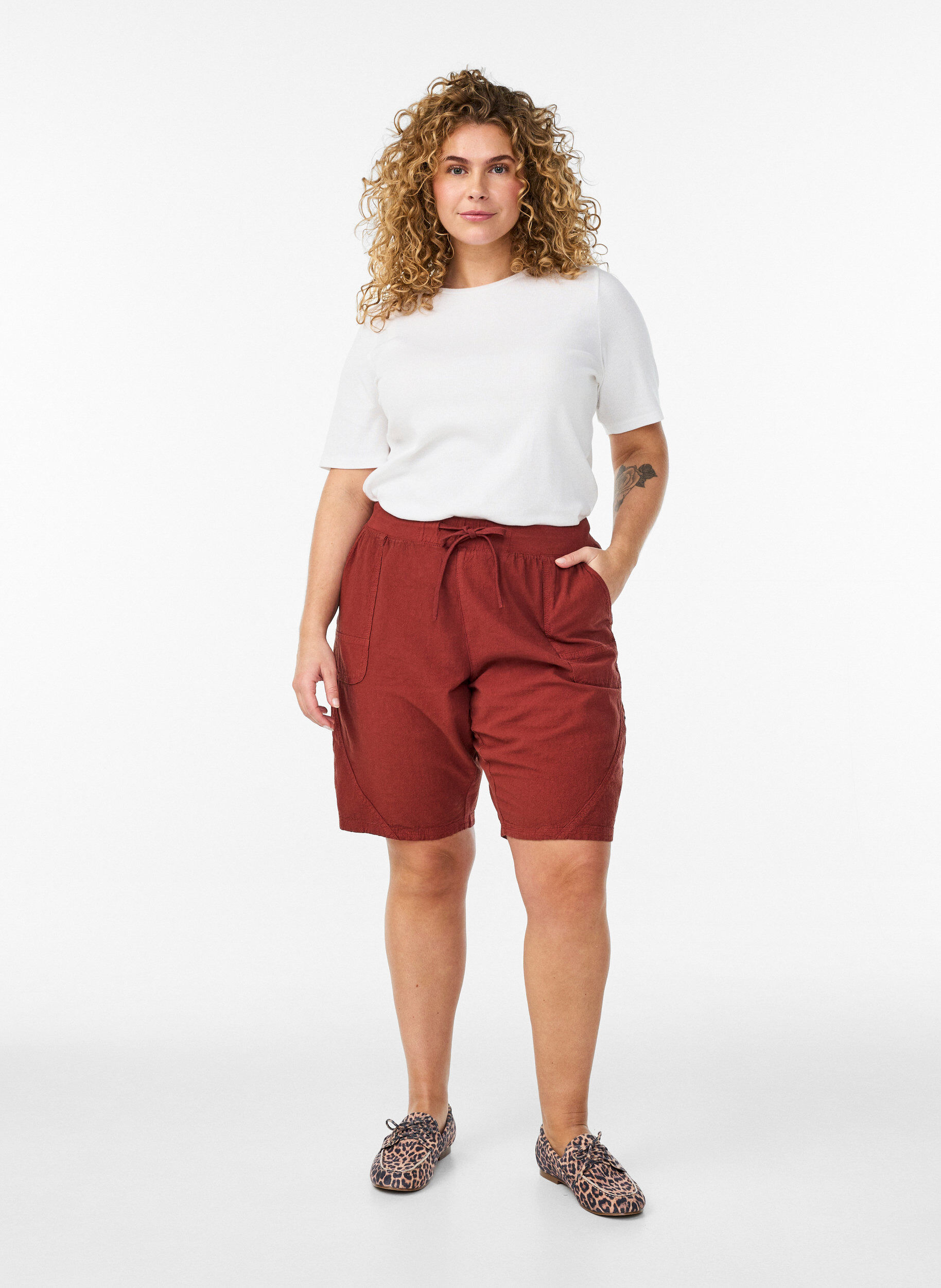 Zizzi Losse katoenen short met zakken, Rood, Model image number 1
