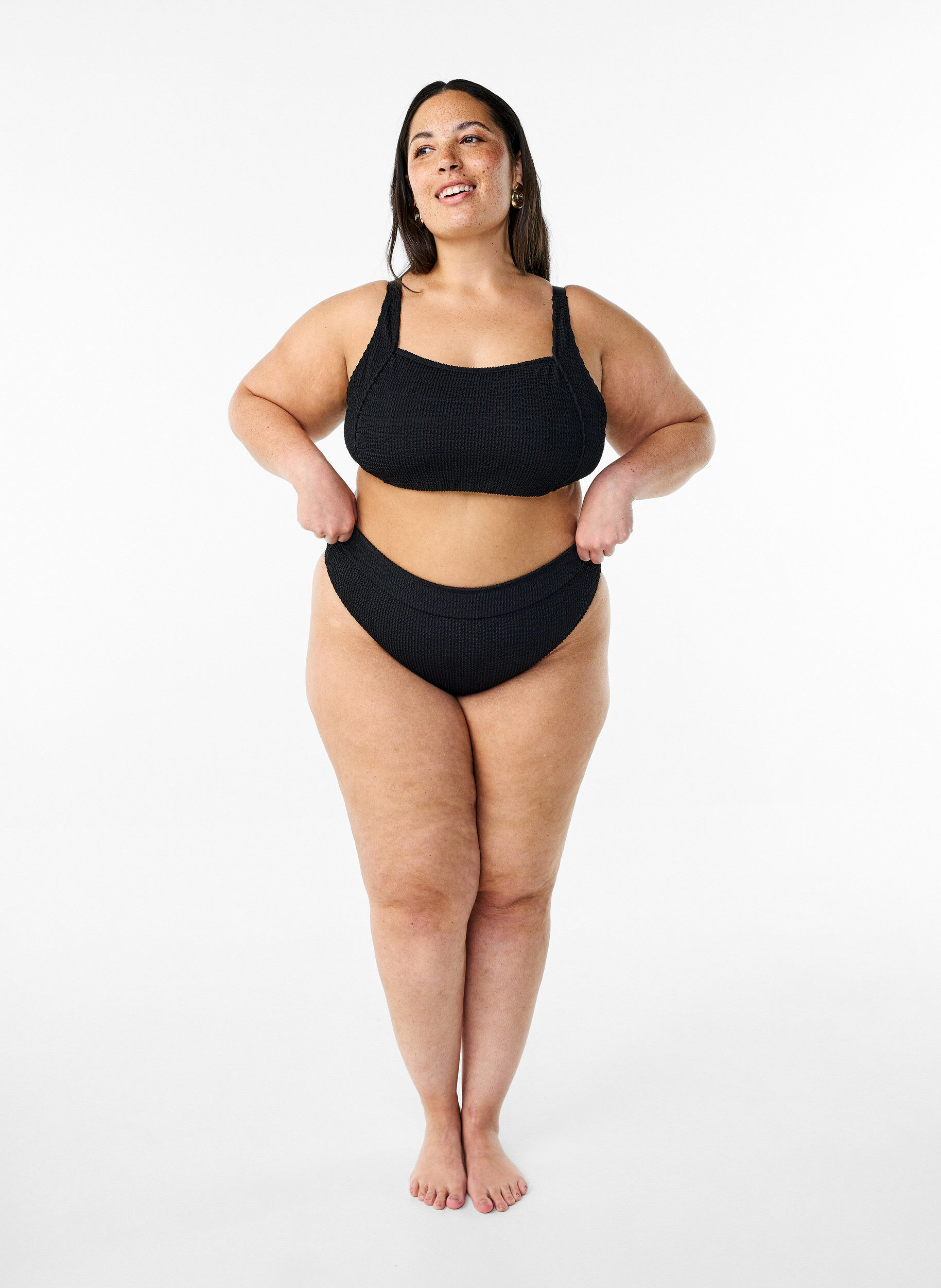 Zizzi Crepe bikini top met verstelbare bandjes, Zwart, Model image number 1