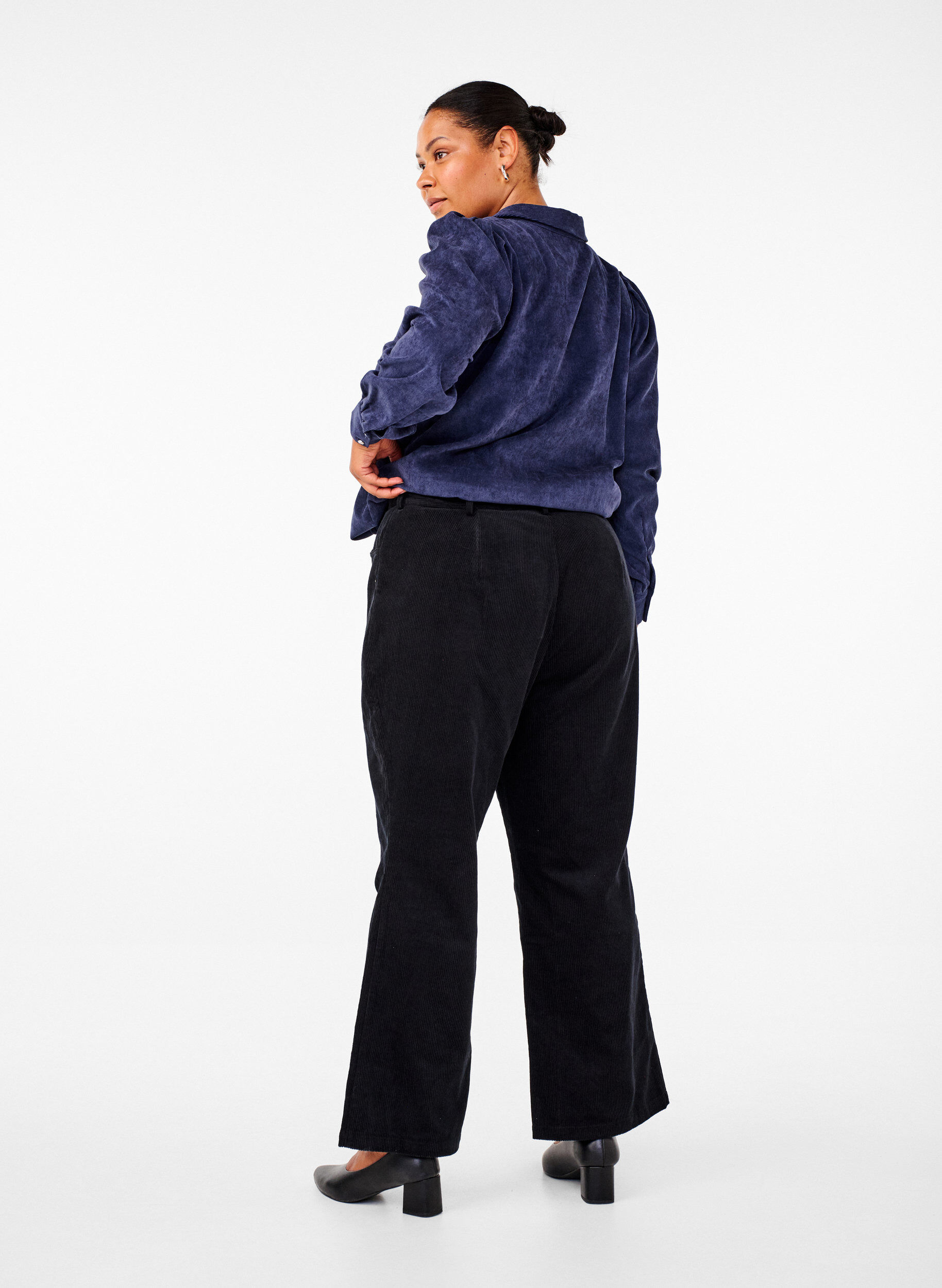 Zizzi Bootcut ribbroek met hoge taille, Zwart, Model image number 1