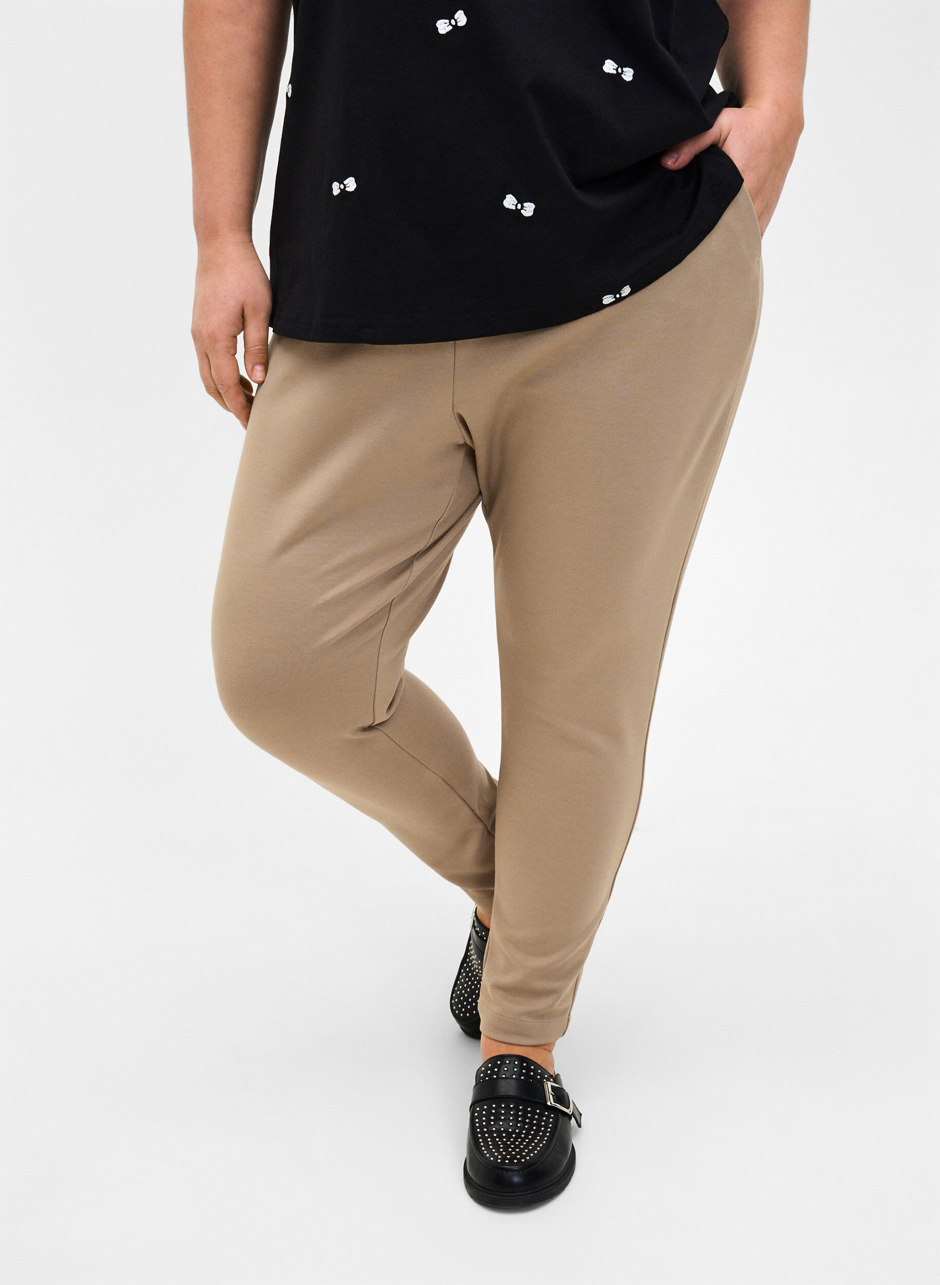 Zizzi Korte broek met zakken, Beige, Model image number 2