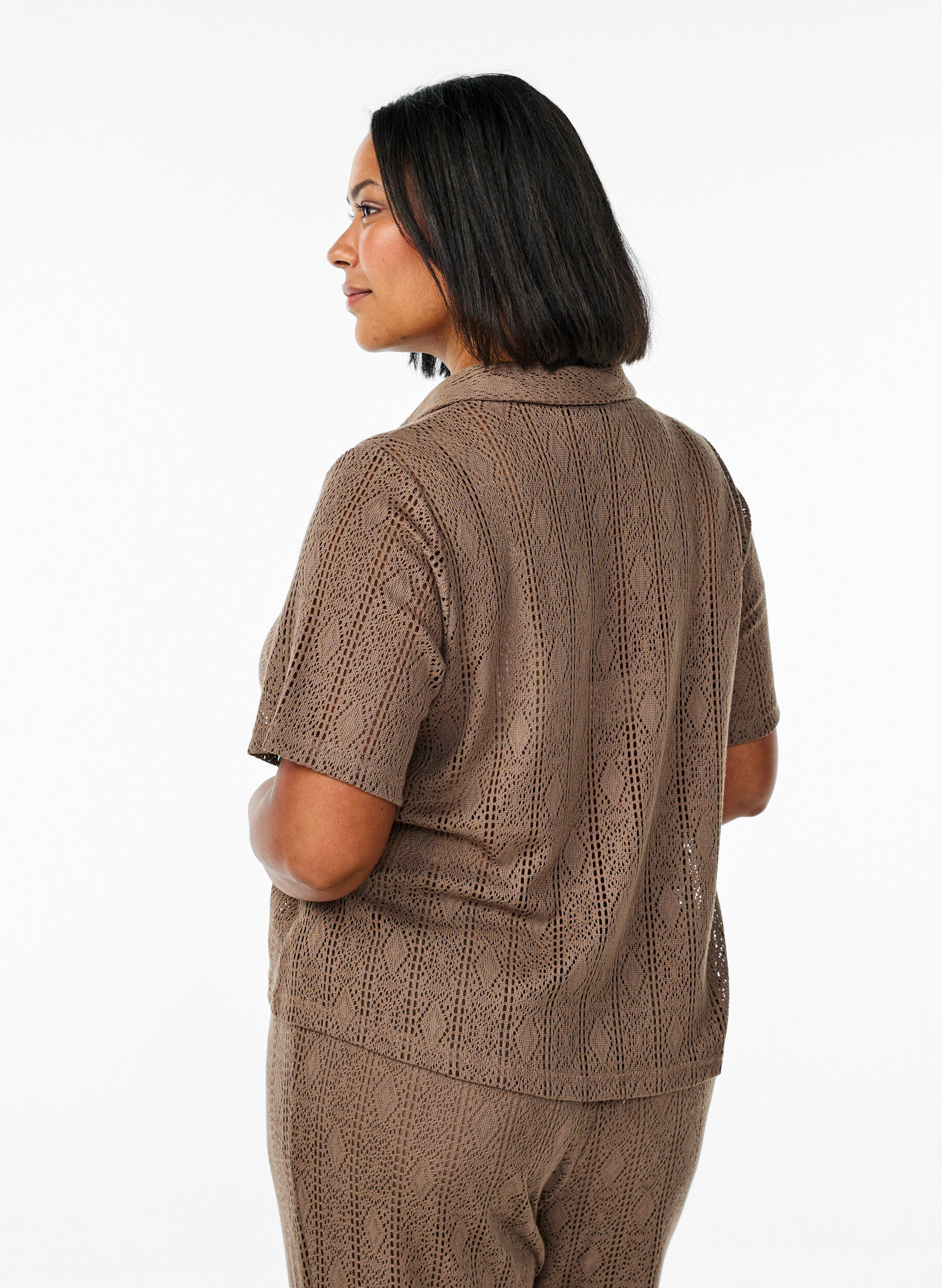 Zizzi Shirt met korte mouwen en opengewerkt patroon, Bruin, Model image number 2