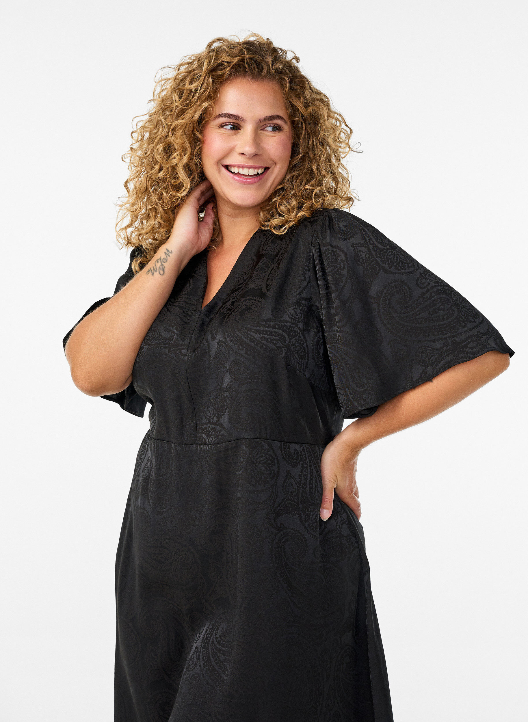 Zizzi Midi-jurk met jacquard en paisleypatroon en vleugelmouwen, Zwart, Model image number 2