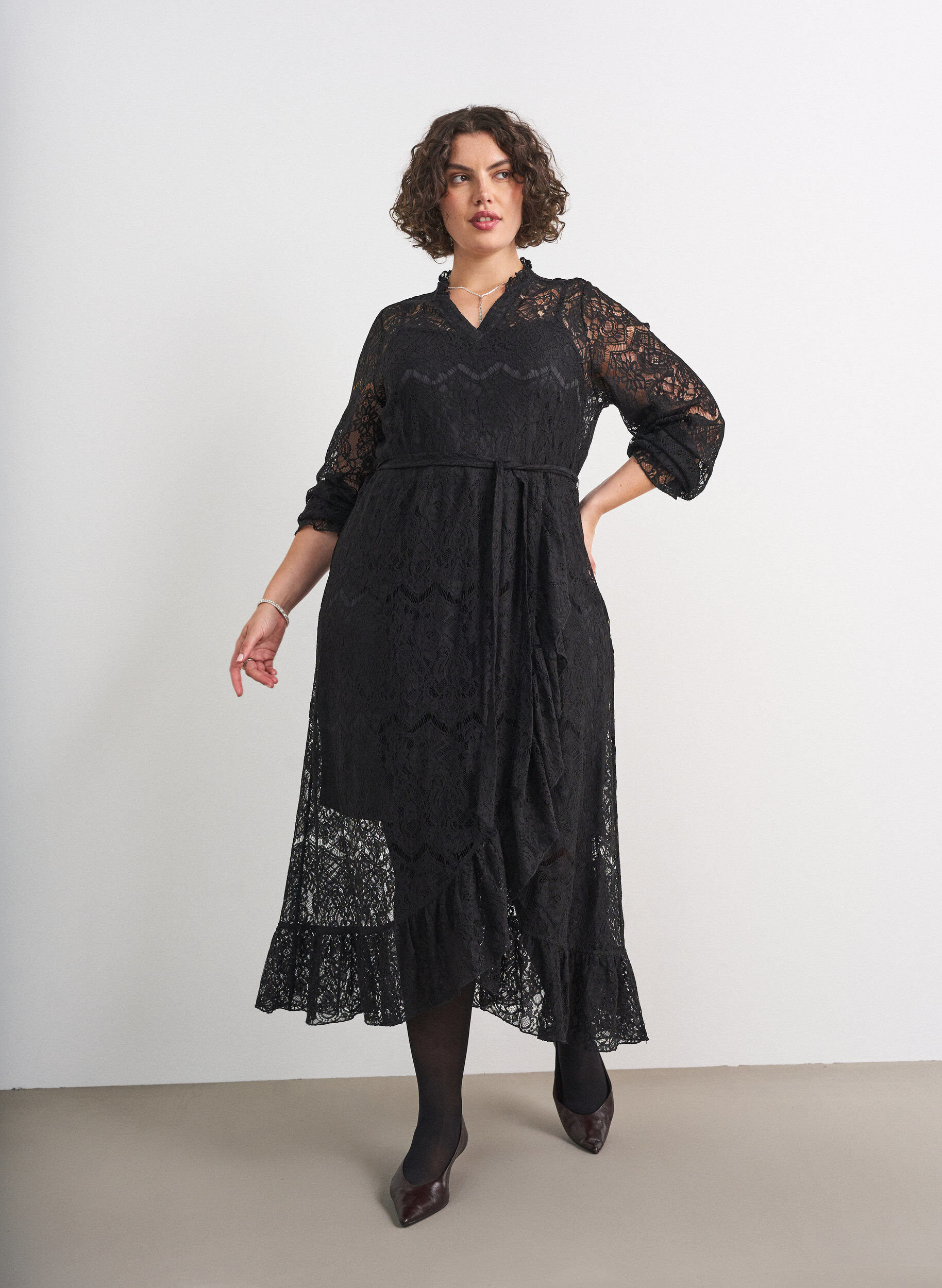 ZizziKanten jurk met wikkelrok en ruches, Zwart, Model image number 0