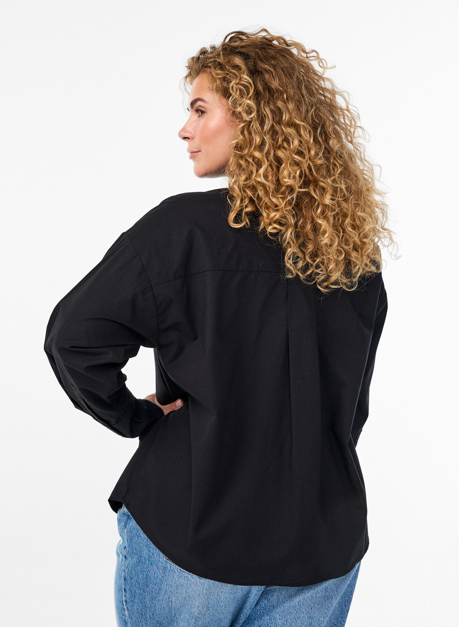 Zizzi Katoenen shirt met ton-sur-ton bloemenborduursel, Zwart, Model image number 2