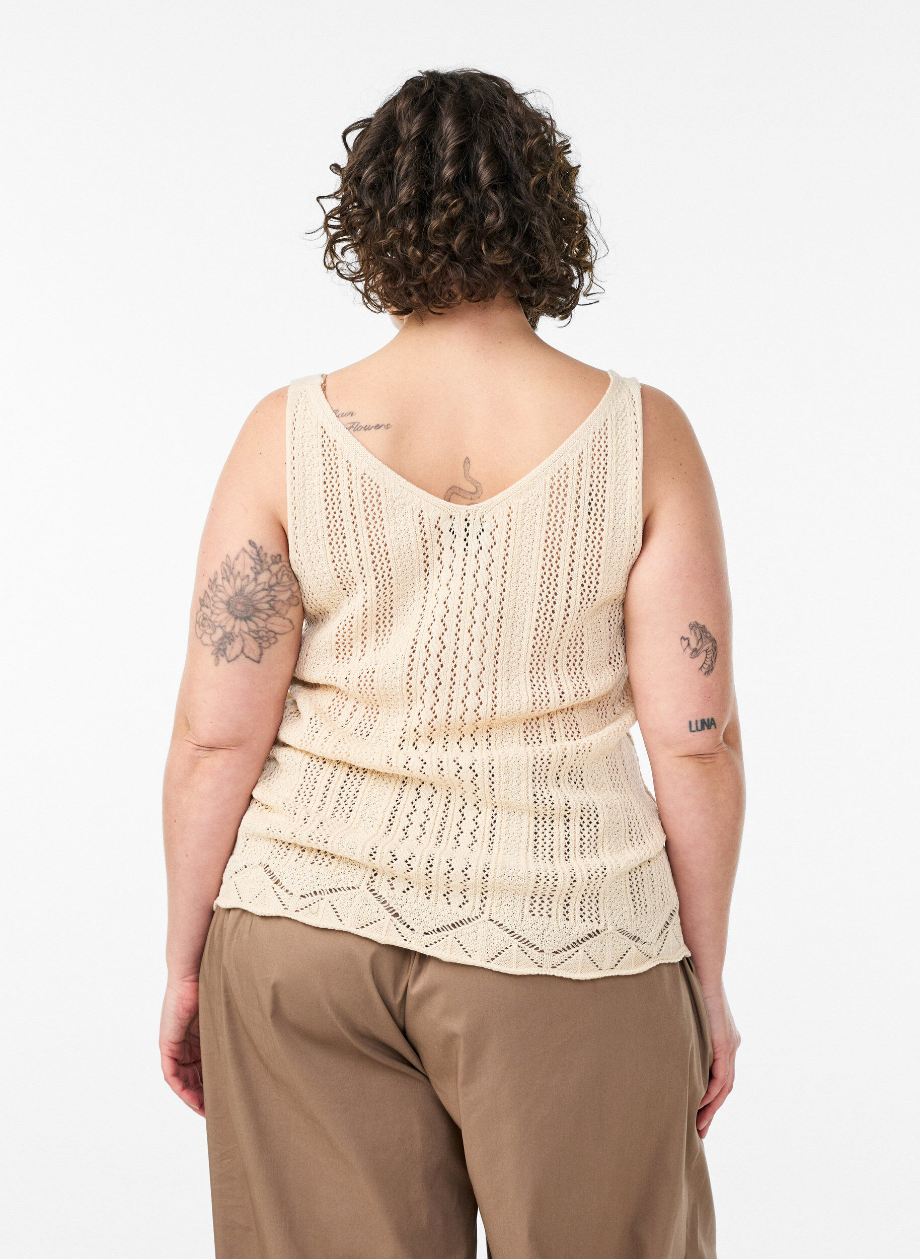 Zizzi Gebreide top met broderie ajour en V-hals, Beige, Model image number 2
