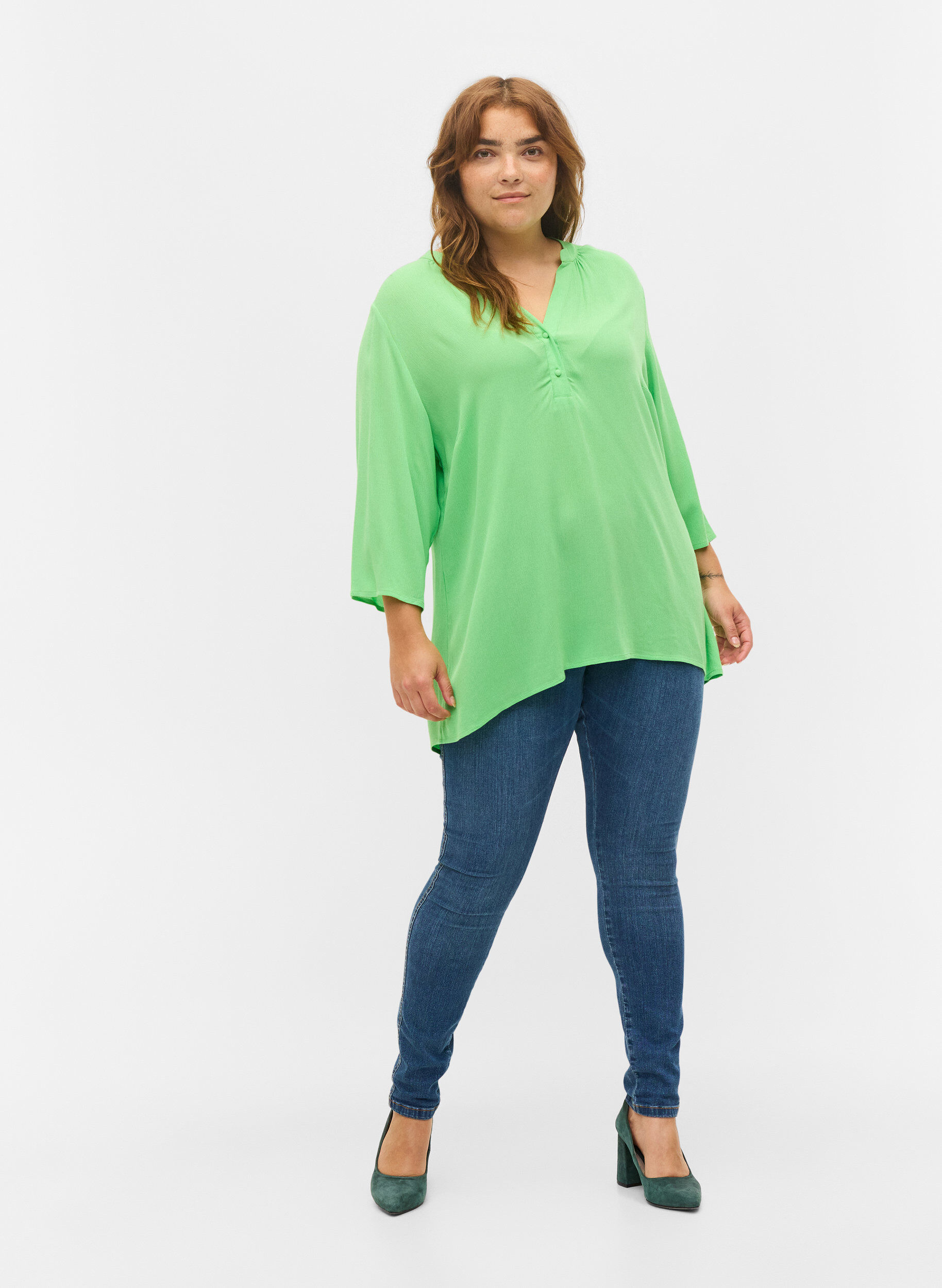 Zizzi Viscose top met 3.4 mouwen en v-hals, Summer Green, Model image number 2