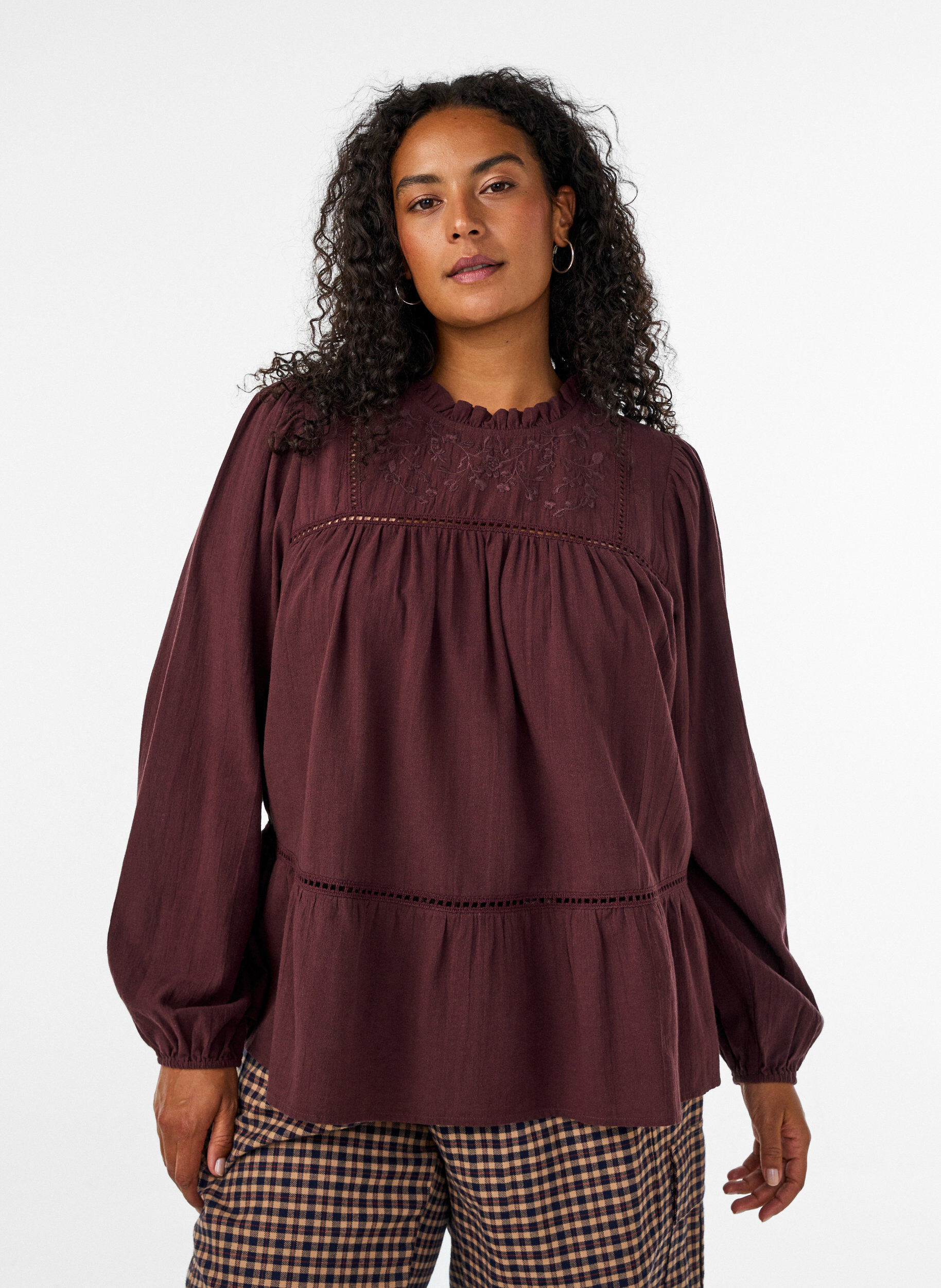 ZizziBlouse met borduurwerk en sierlijke oogjesrandafwerking, Donker Bordeaux, Model image number 0