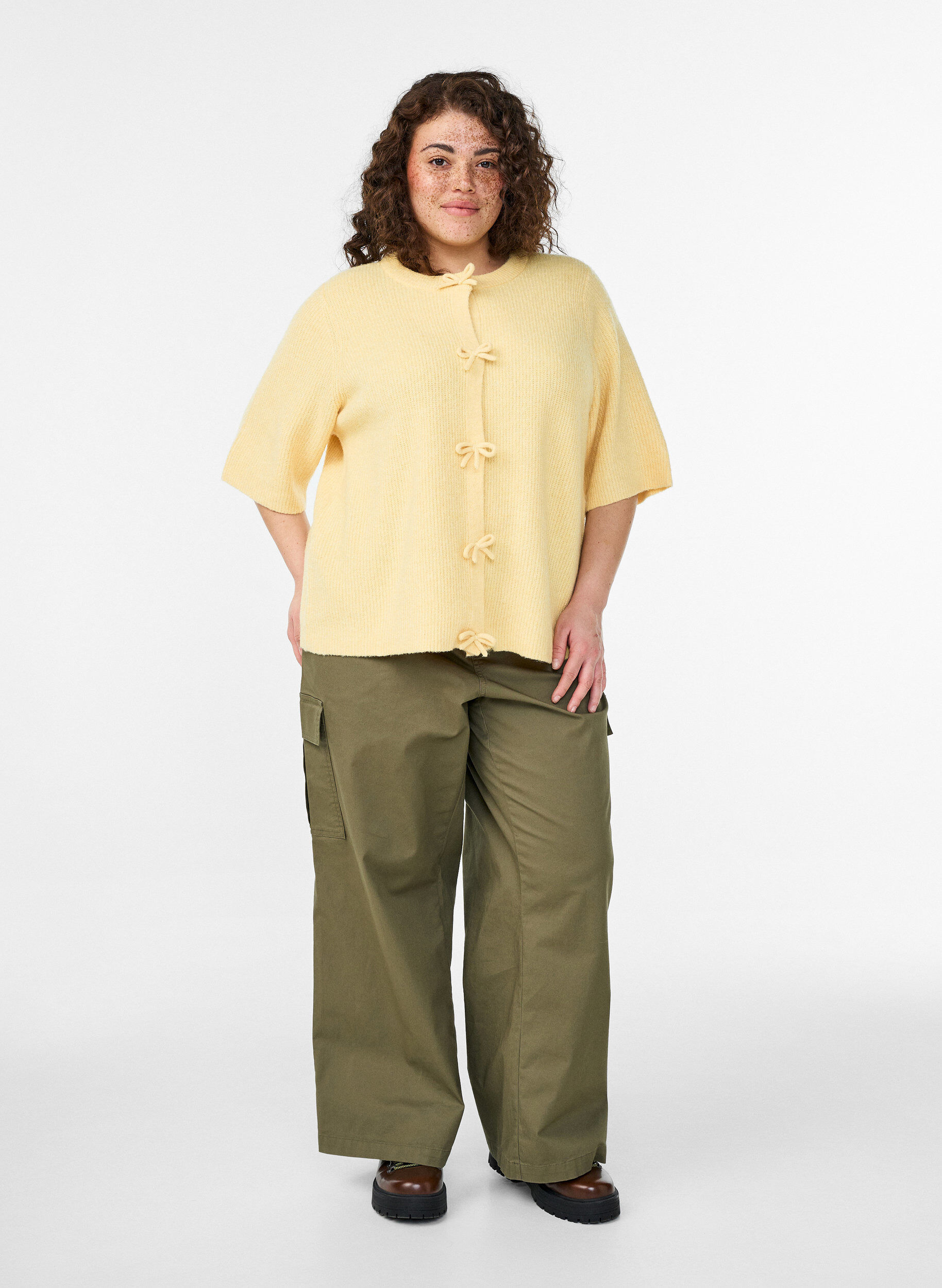 Zizzi Gebreid vest met korte mouwen en strikjes, Geel, Model image number 1