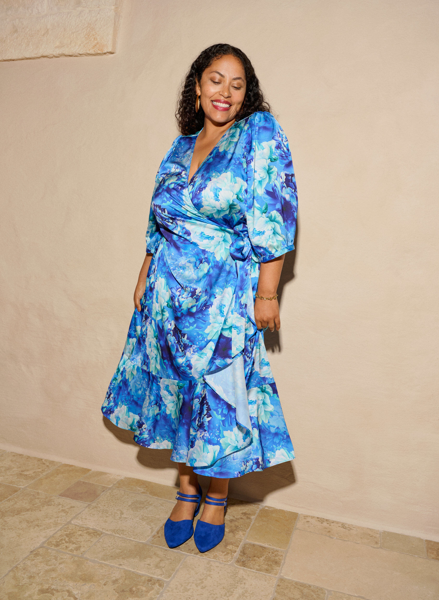 Zizzi Omslagjurk met bloemenprint met 3/4 mouwen, Blauw, Image image number 0