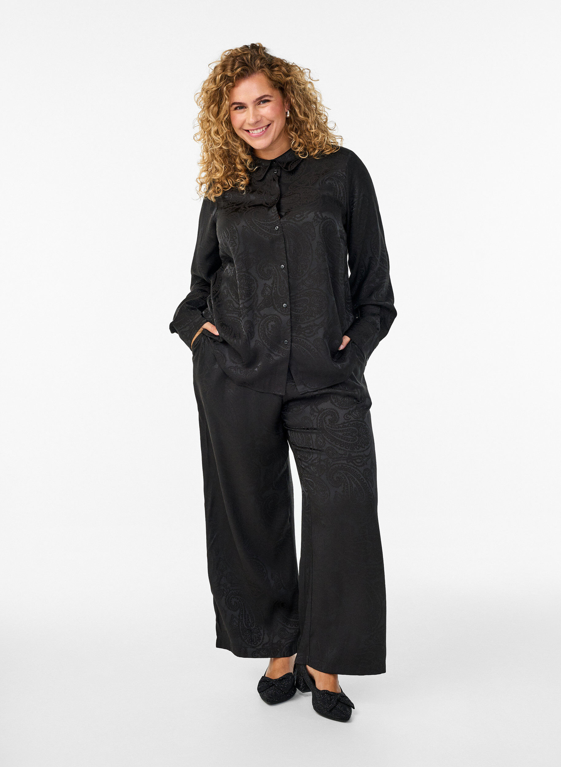 Zizzi Shirt met ton-sur-ton paisleypatroon, Zwart, Model image number 1