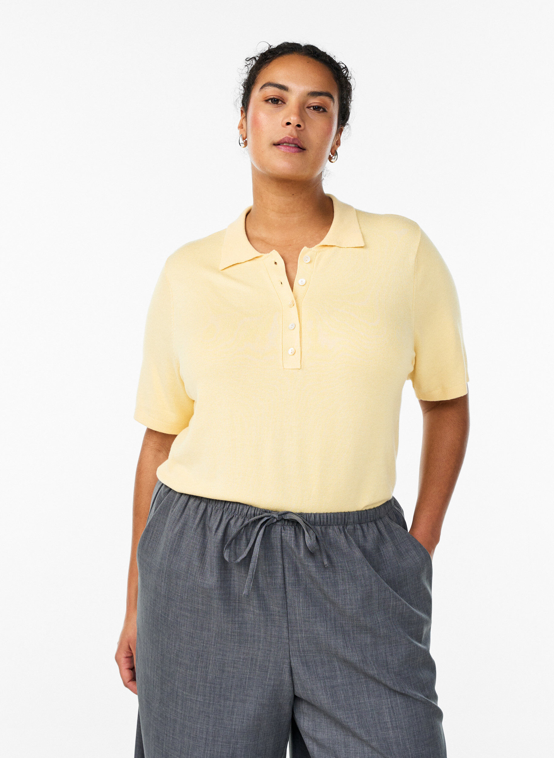 Zizzi Fijngebreid poloshirt met korte mouwen, Geel, Model image number 0