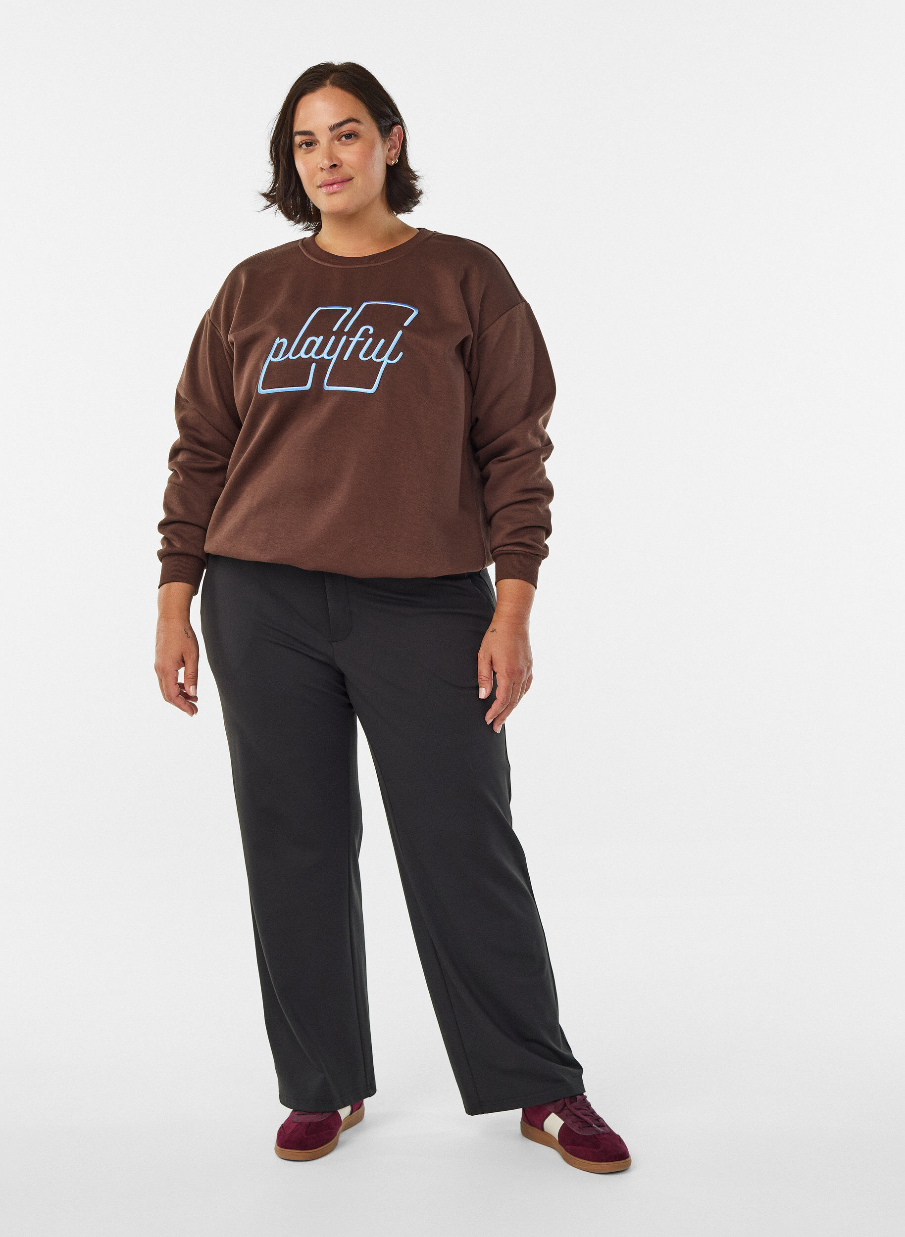 Zizzi Sweatshirt met geborduurde tekst, Bruin, Model image number 1