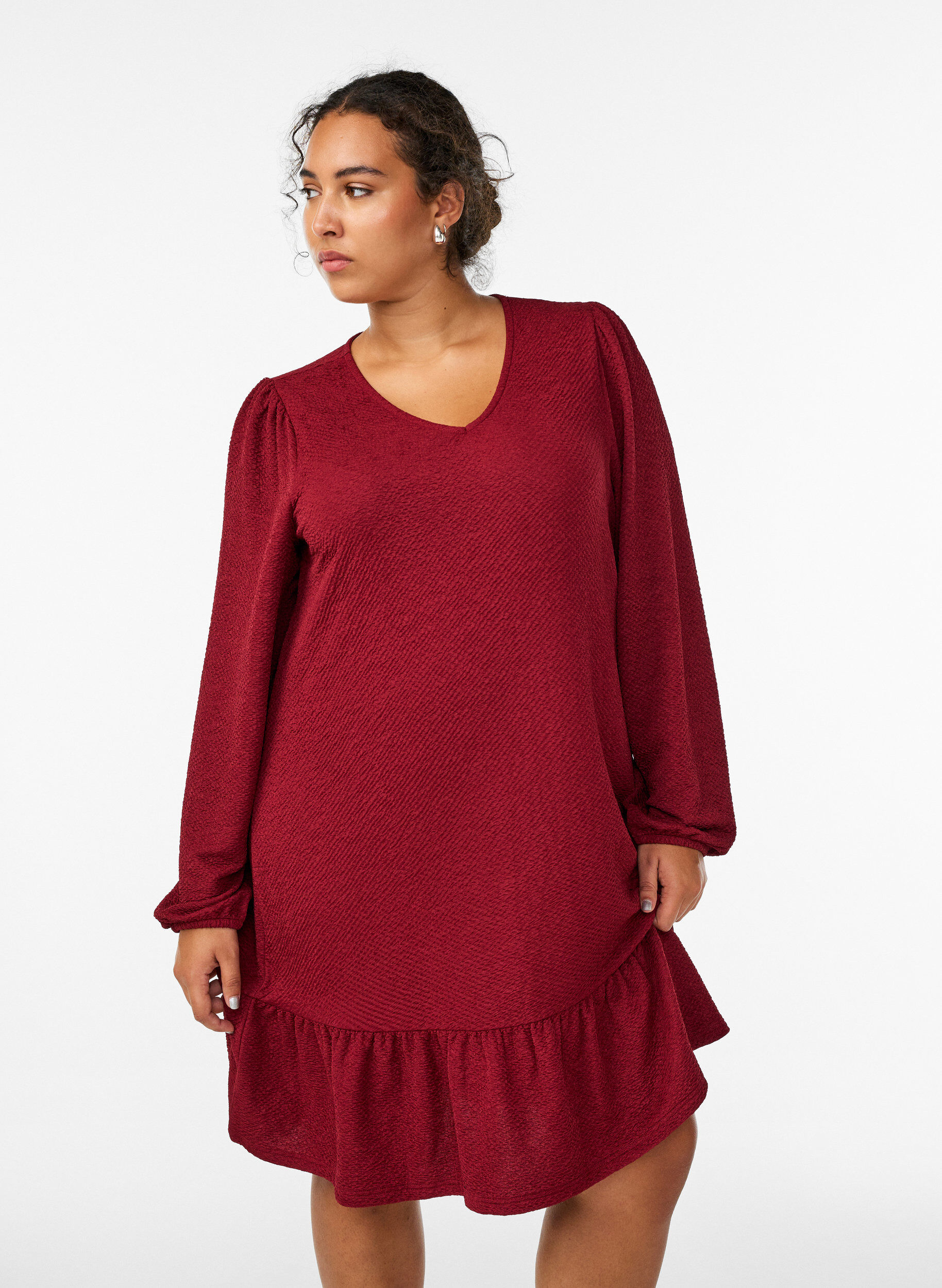 Zizzi Korte jurk met een ruffle zoom en structuur, Donker Bordeaux, Model image number 1