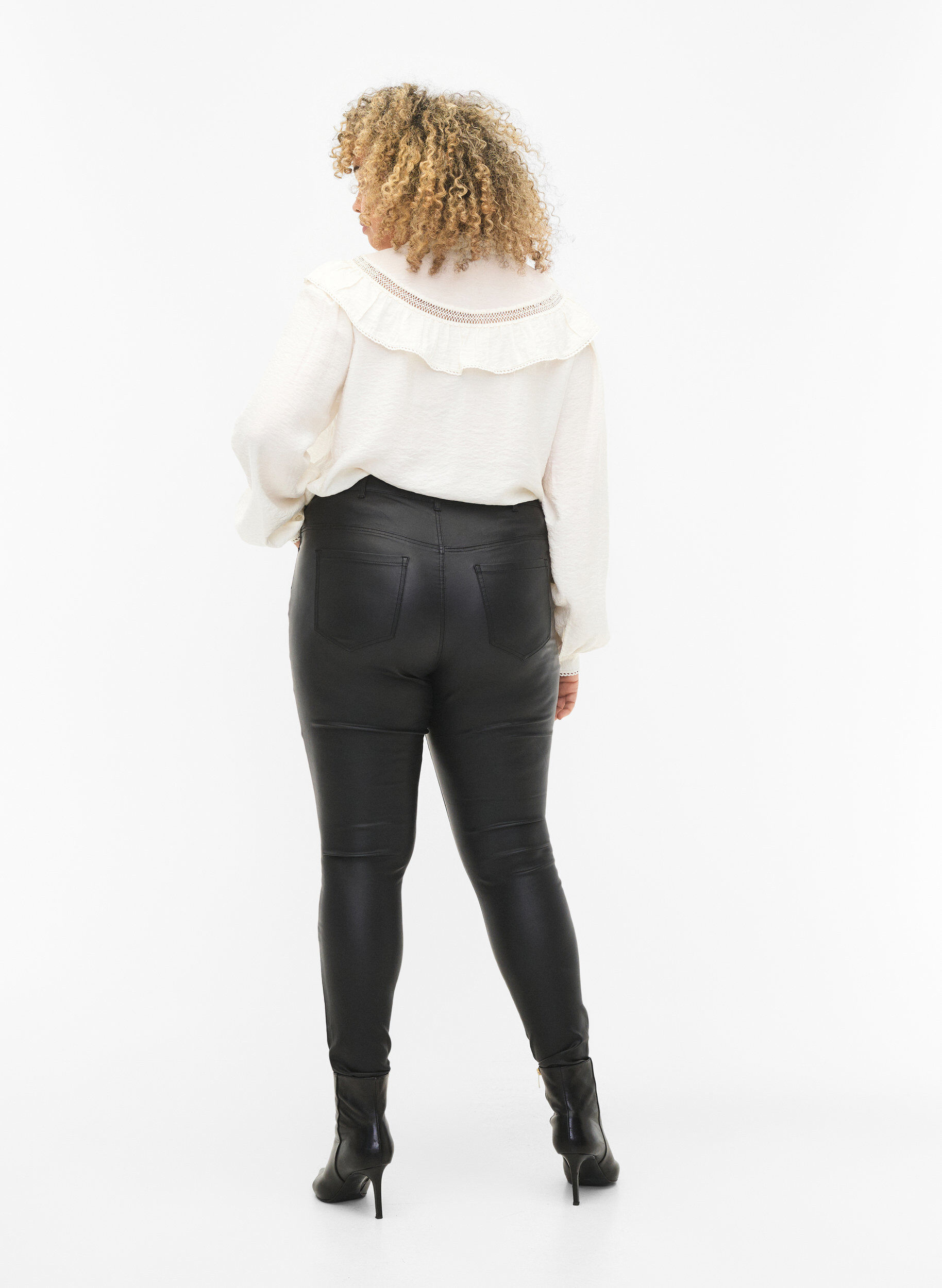 Zizzi Coated Amy jeans, Black coated, Model image number 2
