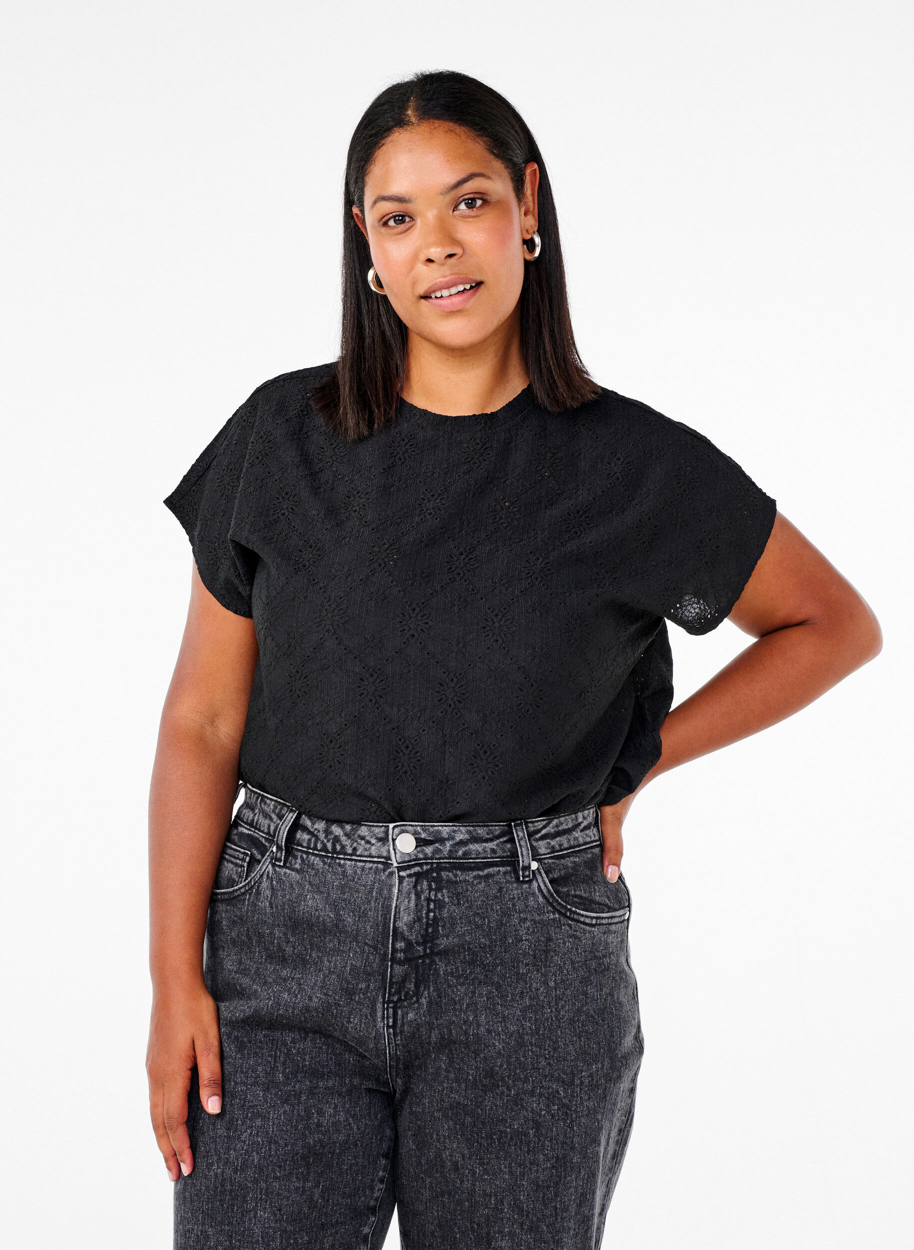 Zizzi Blouse met korte mouwen en bloemenborduursel, Black, Model image number 0