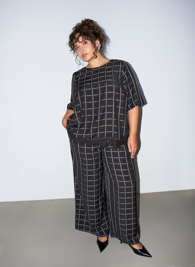 Geruite broek met wijde pijpen, Zwart, Model image number 0