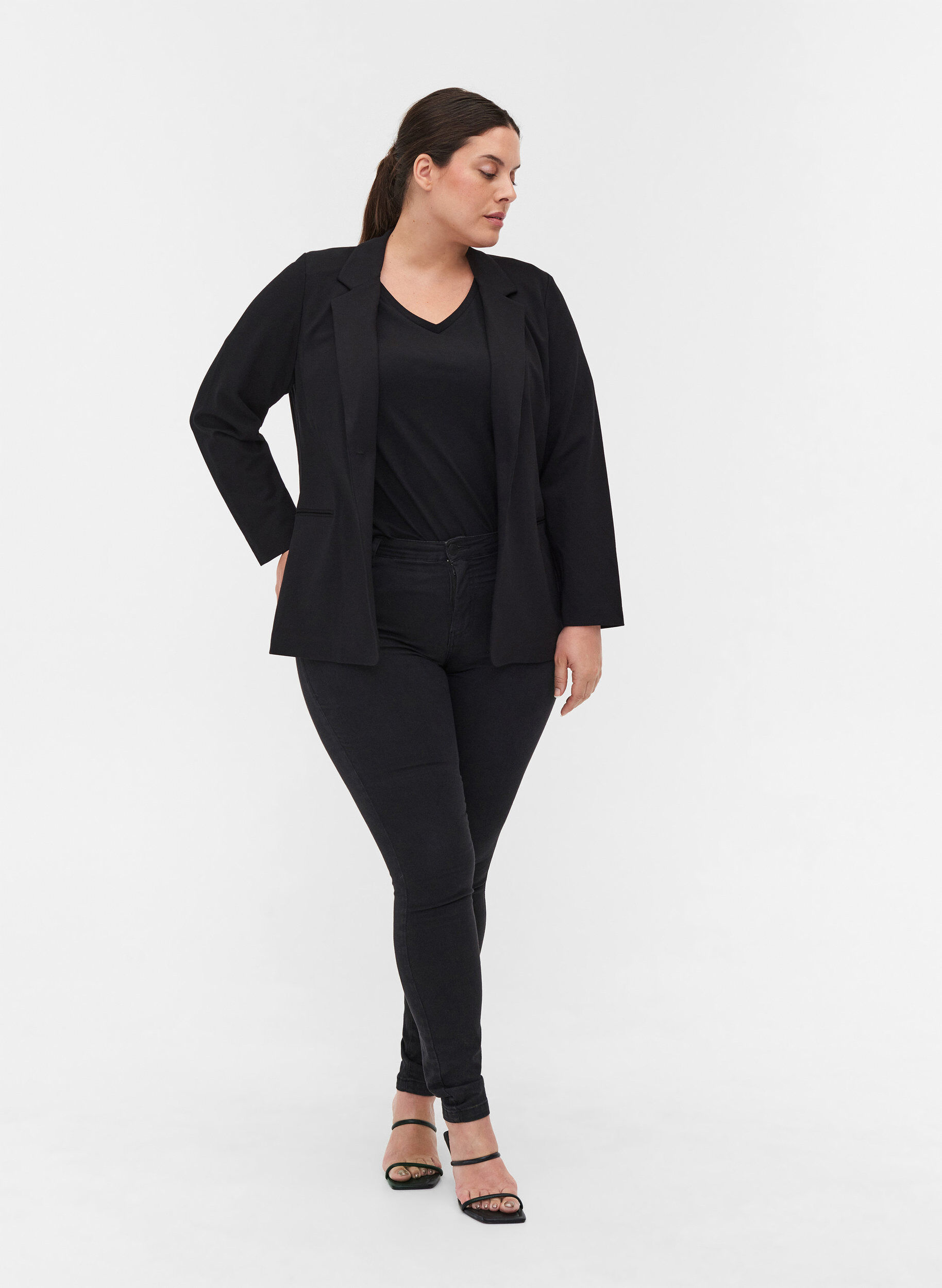 Zizzi Basic blazer met knoop en sierzakken, Black, Model image number 2