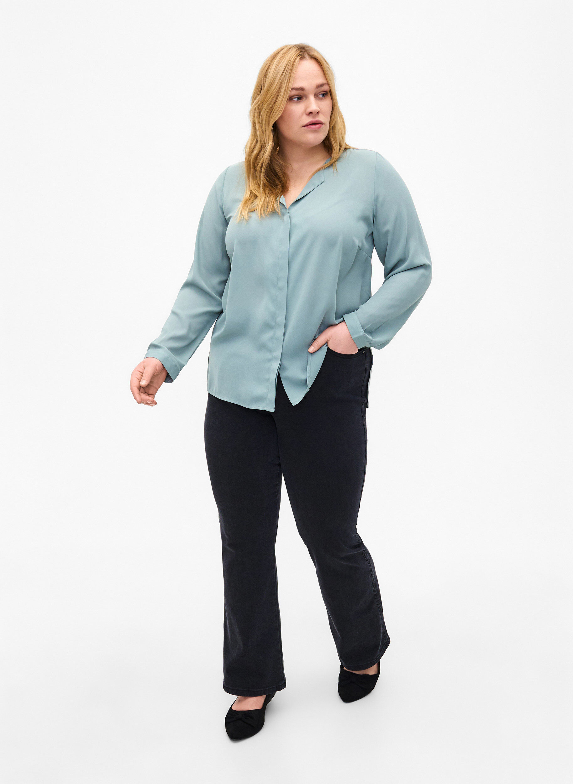Zizzi Effen shirt met V-hals, Chinois Green, Model image number 2