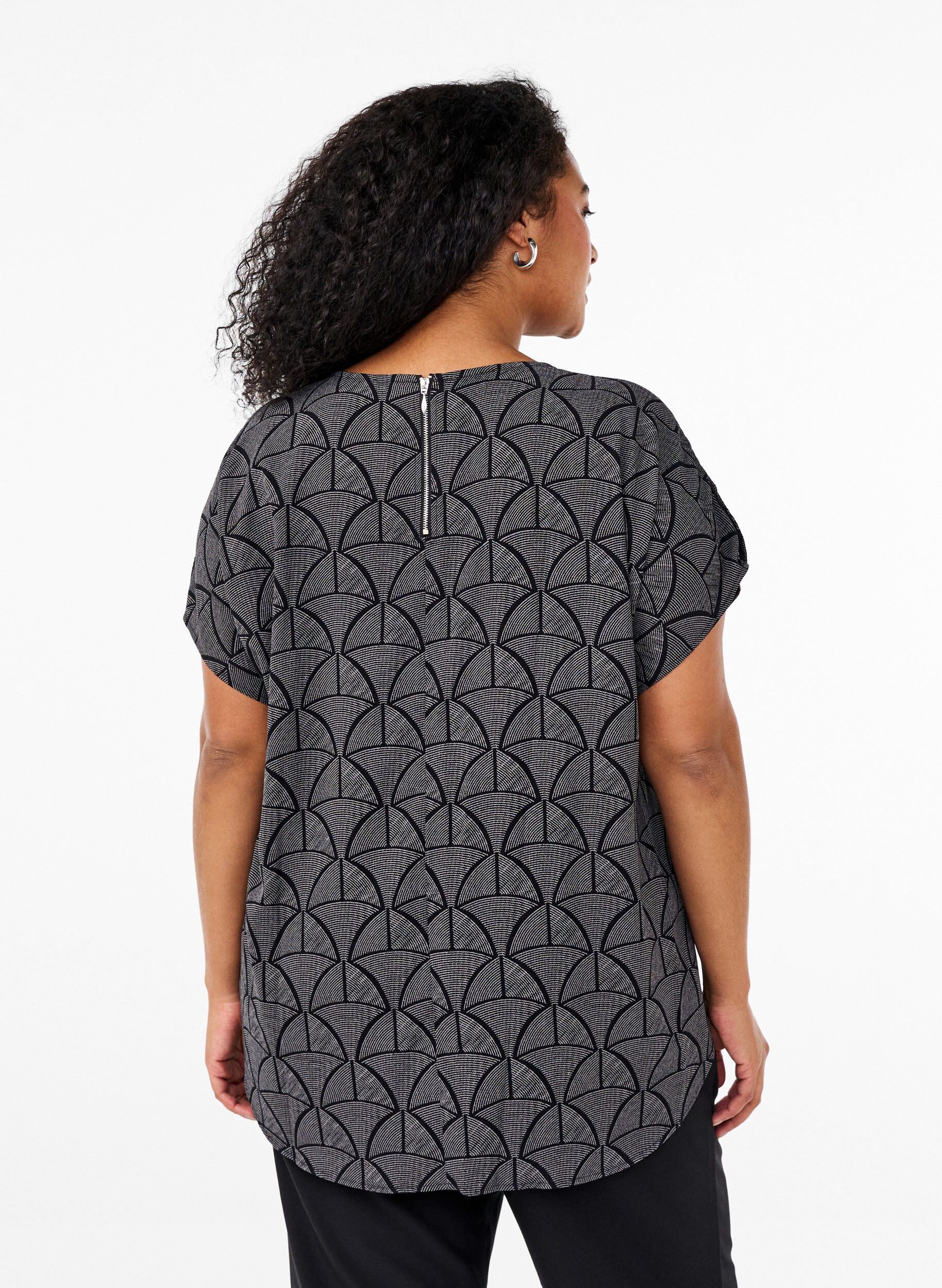 Zizzi Blouse met korte mouwen en print, Black Grey Graphic , Model image number 1