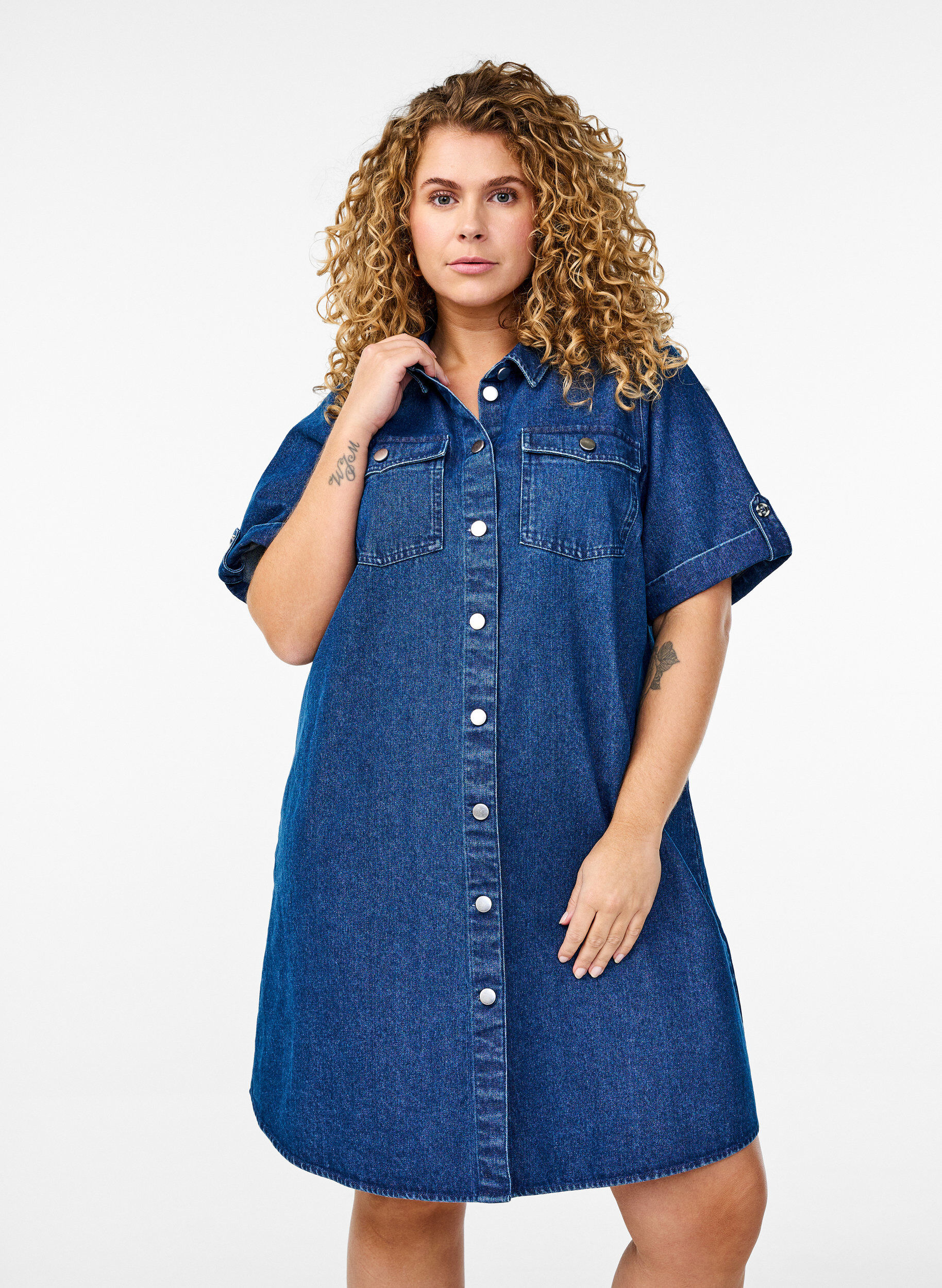 Denim jurk met korte mouwen en knopen, Blauw, Model