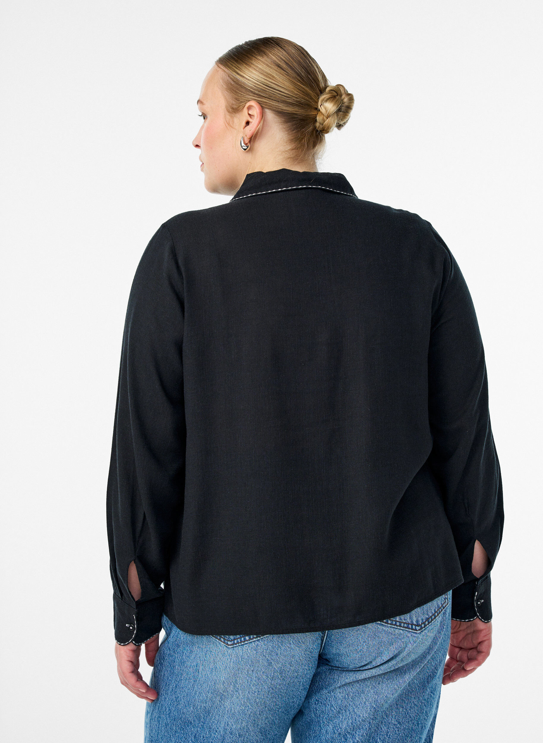 Zizzi Blouse met contraststiksel en borstzakken, Zwart, Model image number 2