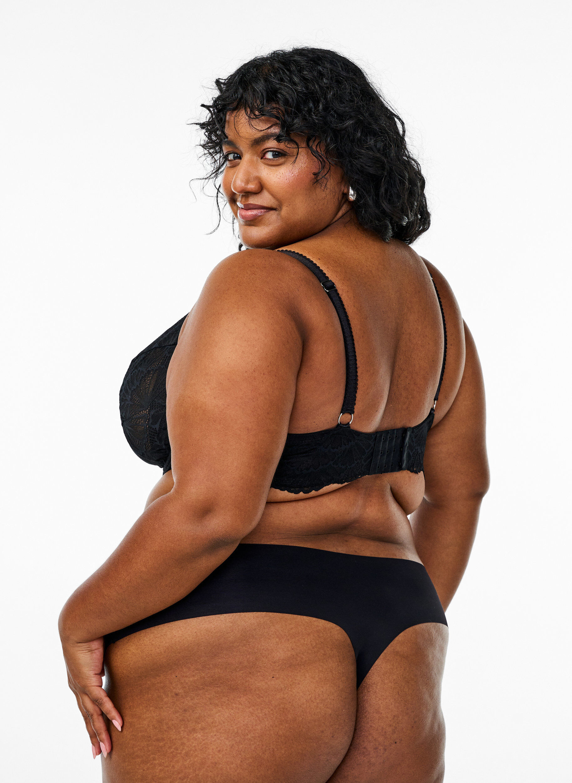 Zizzi Volledig dekkende kanten bh met beugel, Zwart, Model image number 2