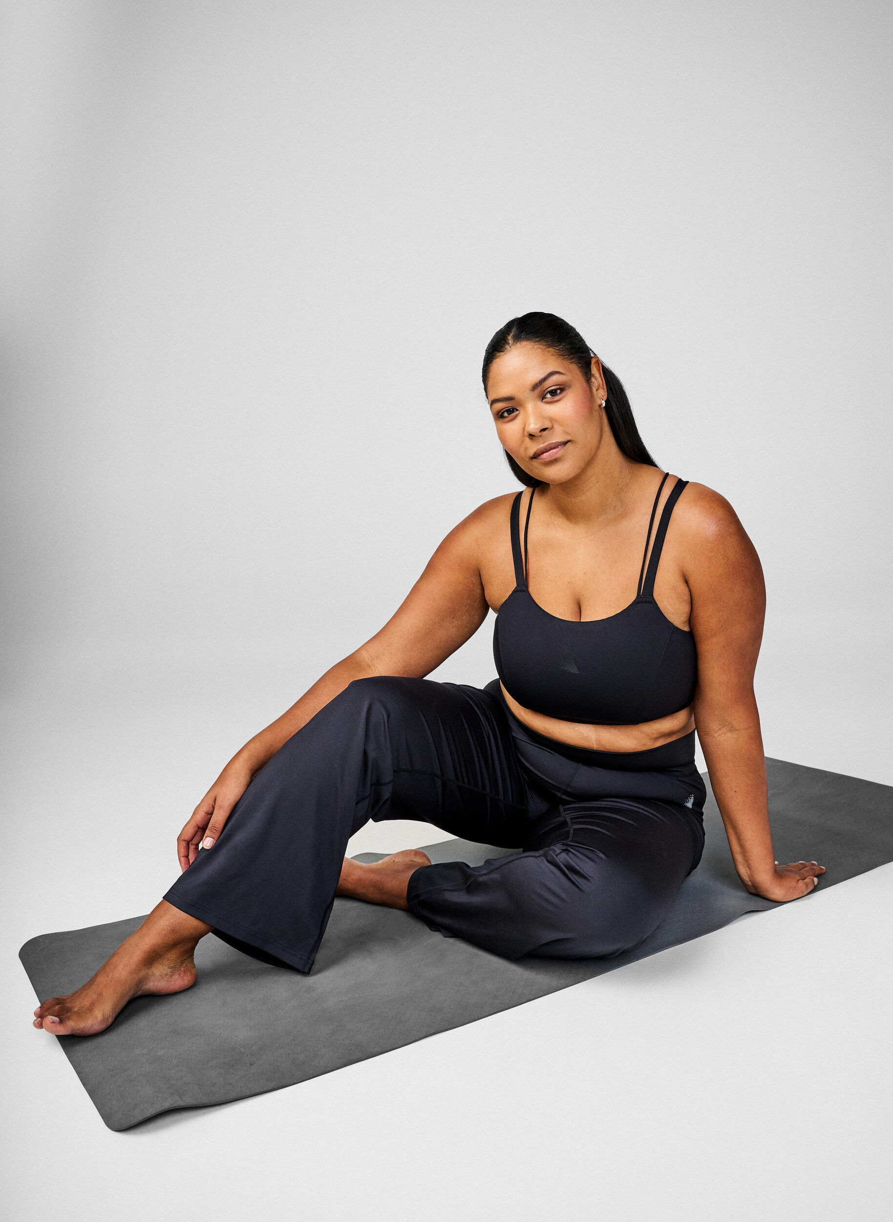 Zizzi Sportbeha met kruisdetail aan de achterkant, Zwart, Image image number 0