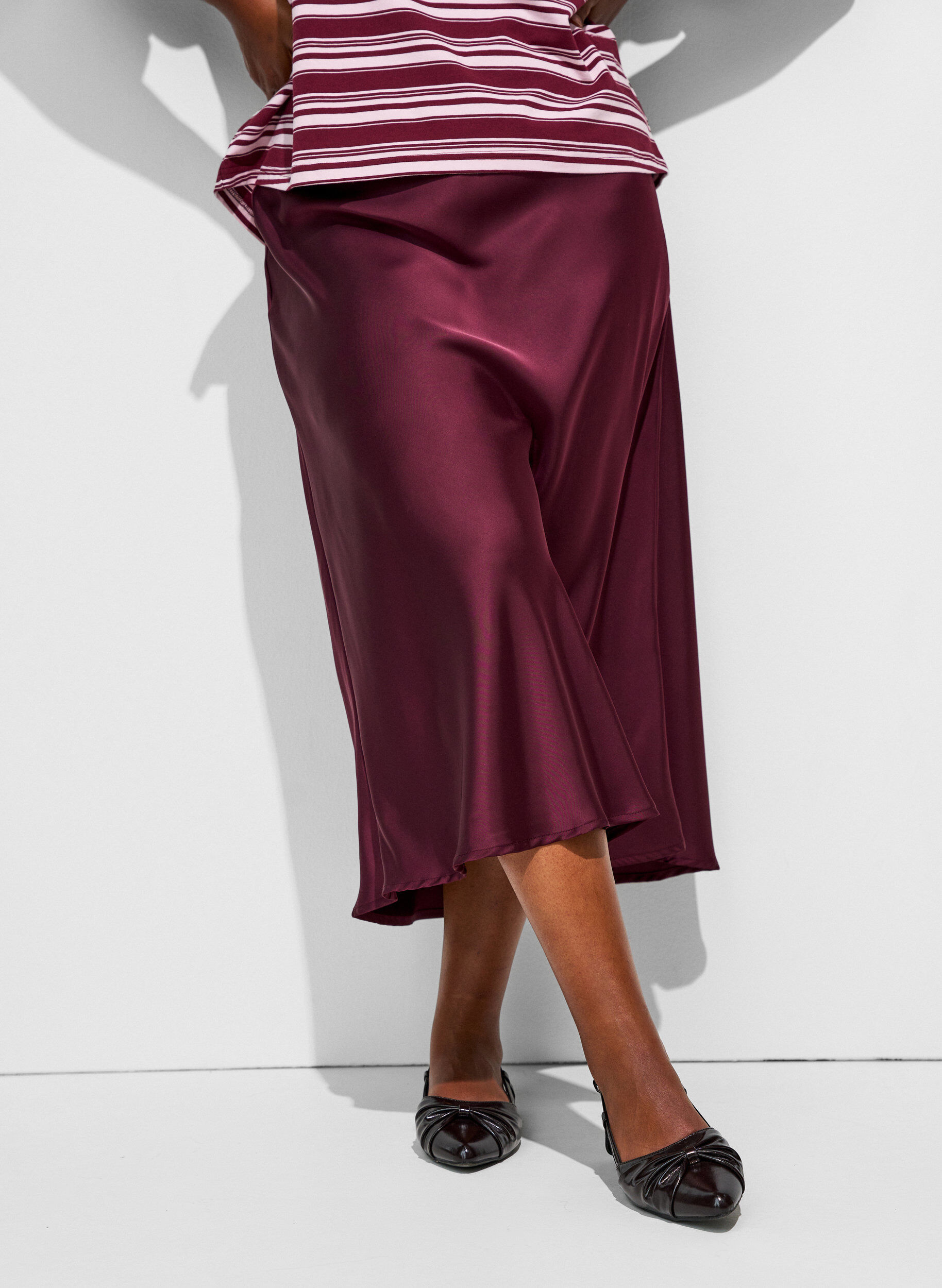 ZizziSatijnen midi rok, Rood, Model image number 2