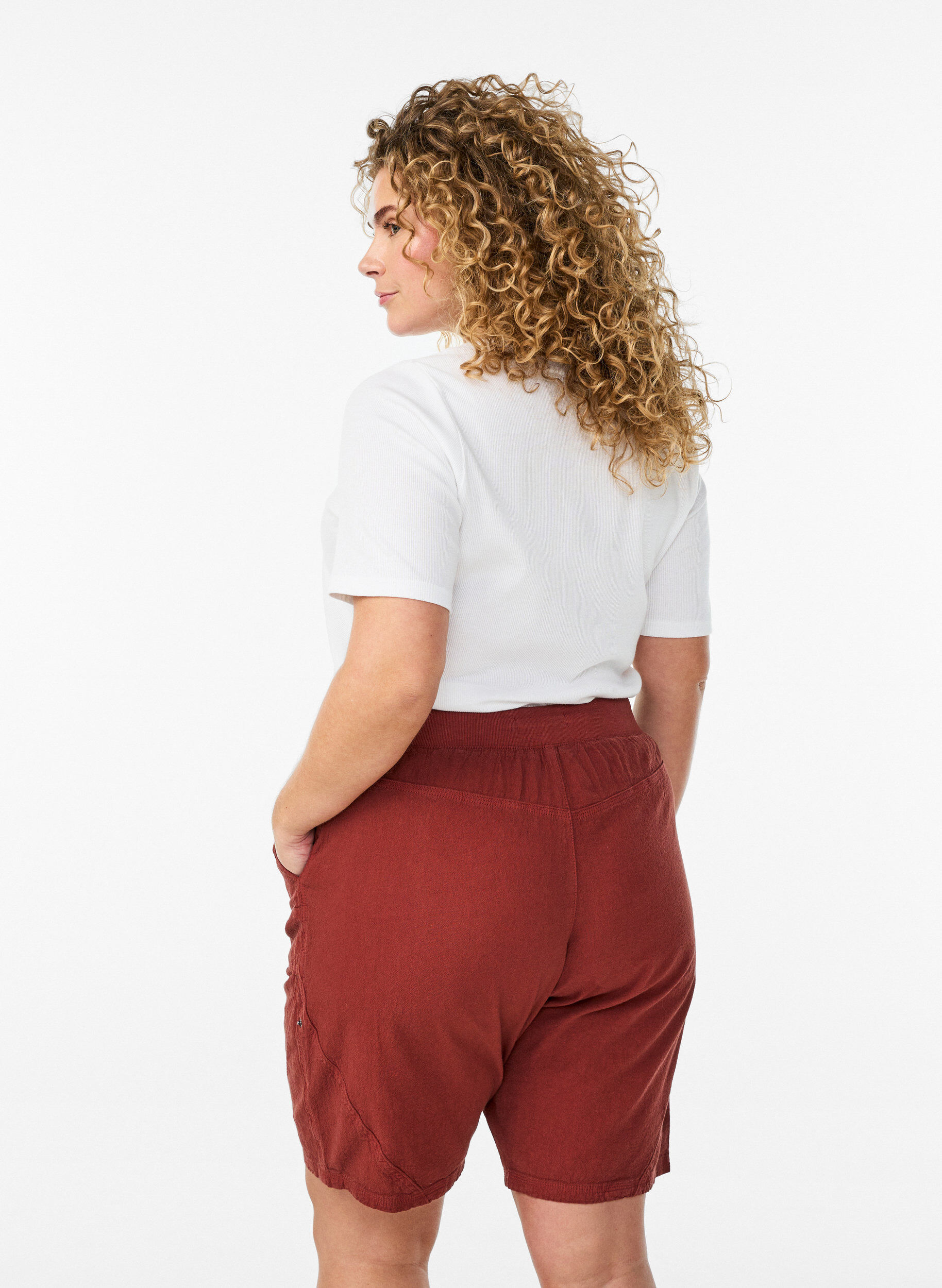 Zizzi Losse katoenen short met zakken, Rood, Model image number 2