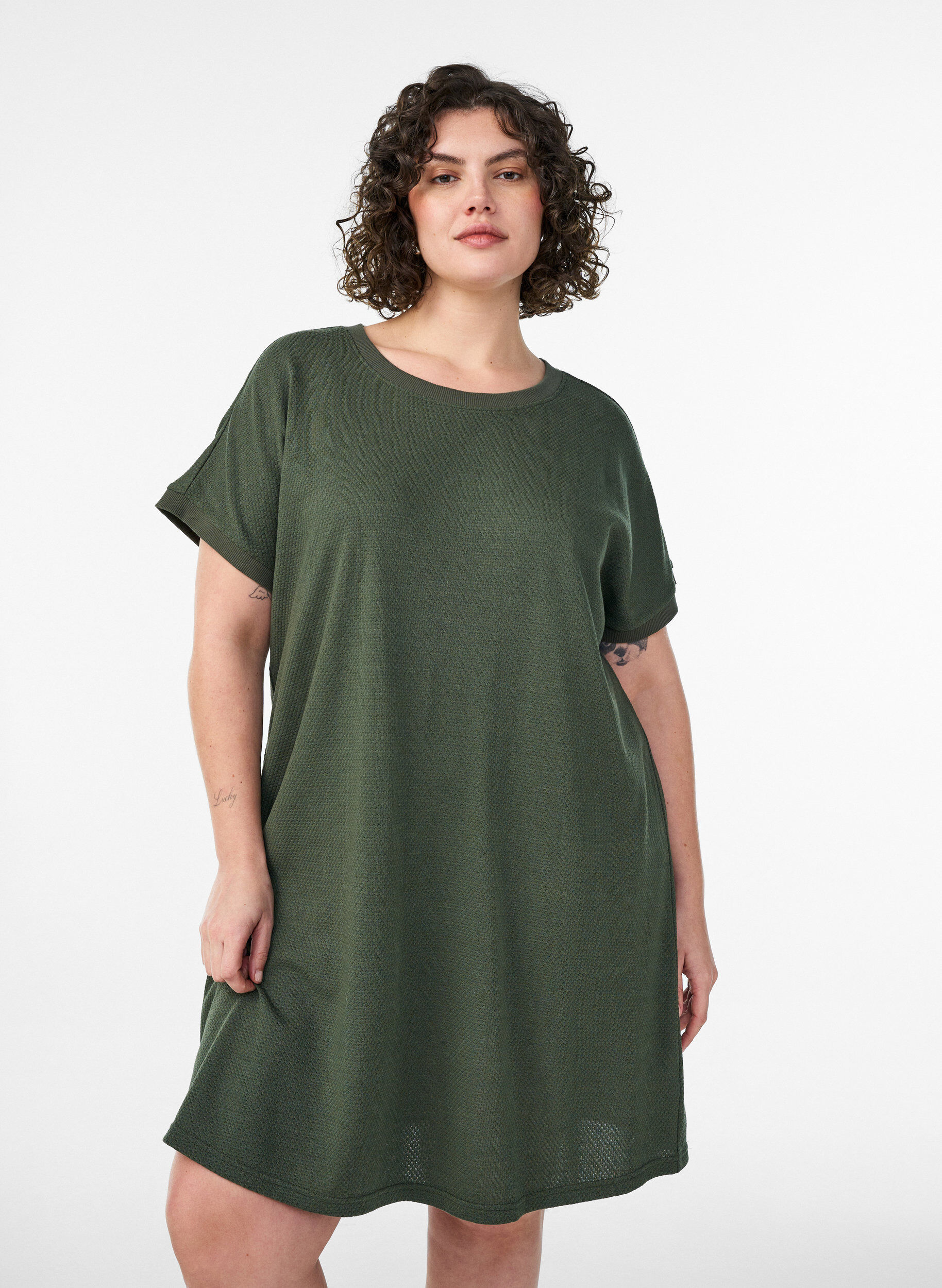 Zizzi Korte jersey jurk met structuur en ronde hals, Groen, Model image number 0