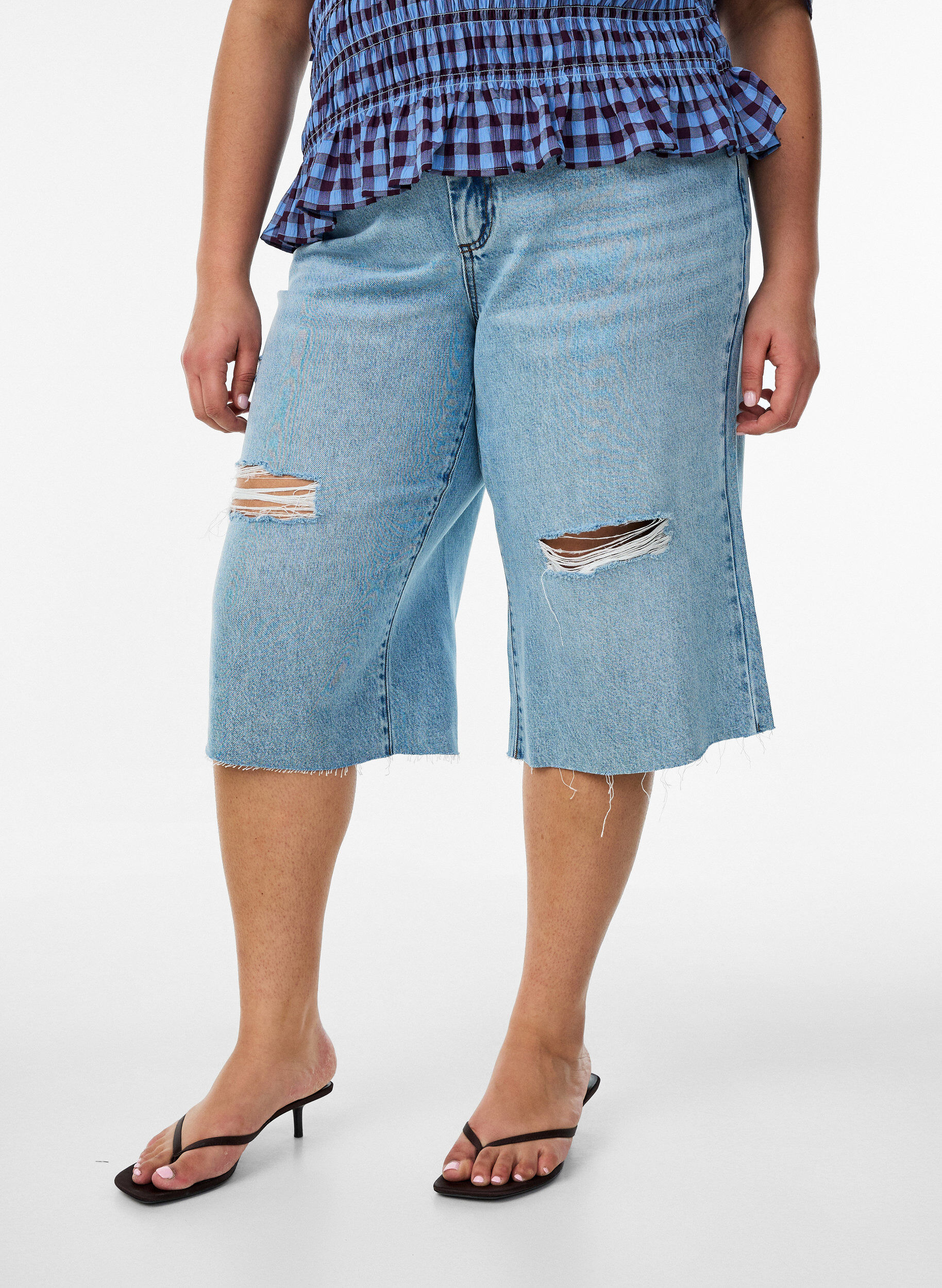 ZizziGecropte jeans met een versleten look en rafelige randen, Blauw, Model image number 2