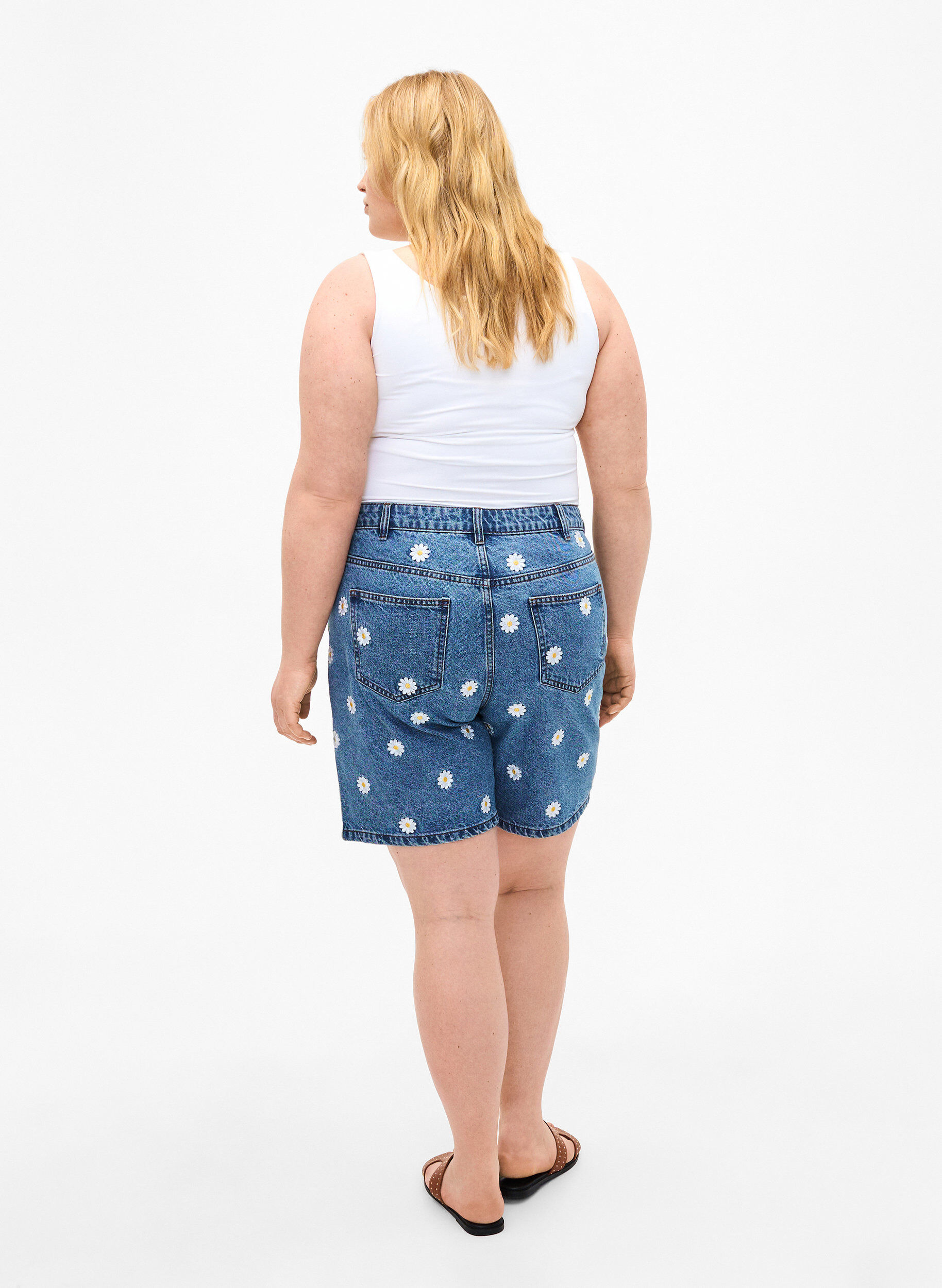 Zizzi Mille korte broek met hoge taille en geborduurde bloemen, L.B. Flower, Model image number 1