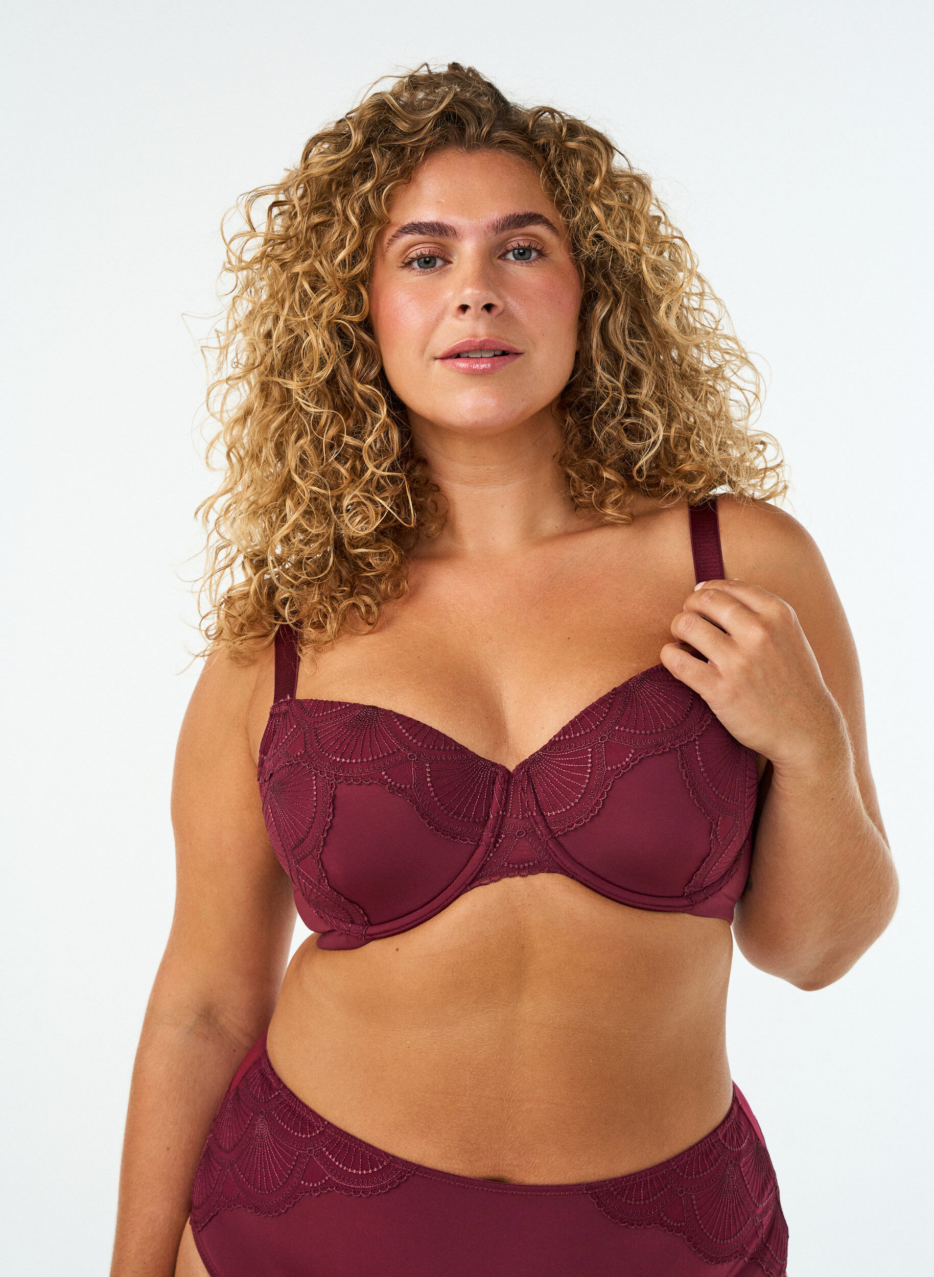 Voorgevormde beugel-bh met kant en U-rug, Rood, Model