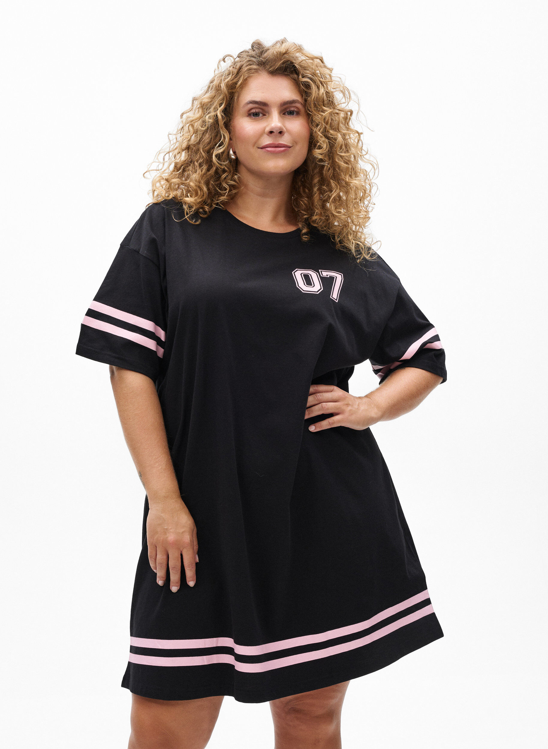 Zizzi Kort T-shirtjurkje met sportieve details, Zwart, Model image number 0