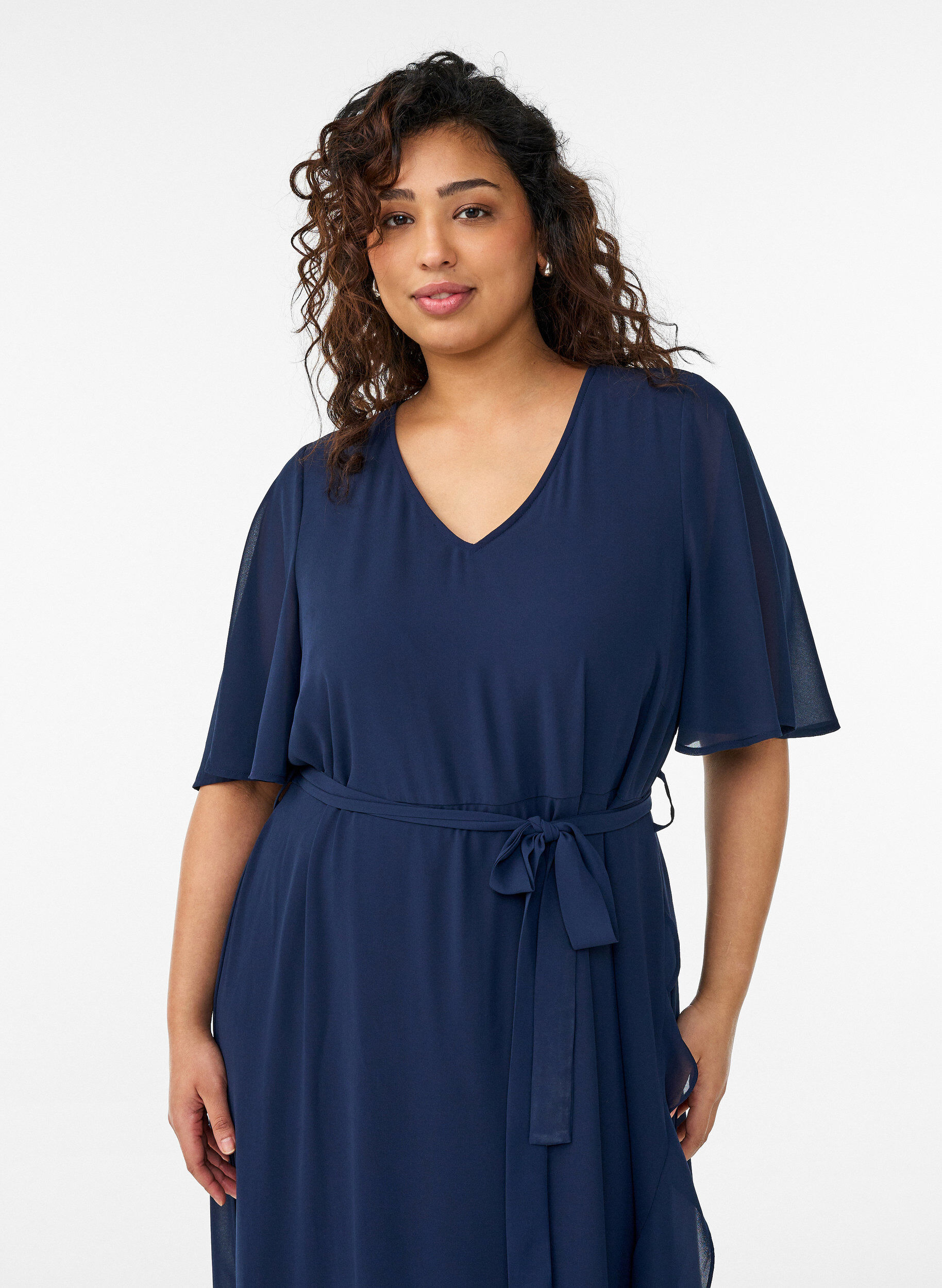 Zizzi Chiffon maxi-jurk met een V-hals en ruches aan de zoom, Blauw, Model image number 2