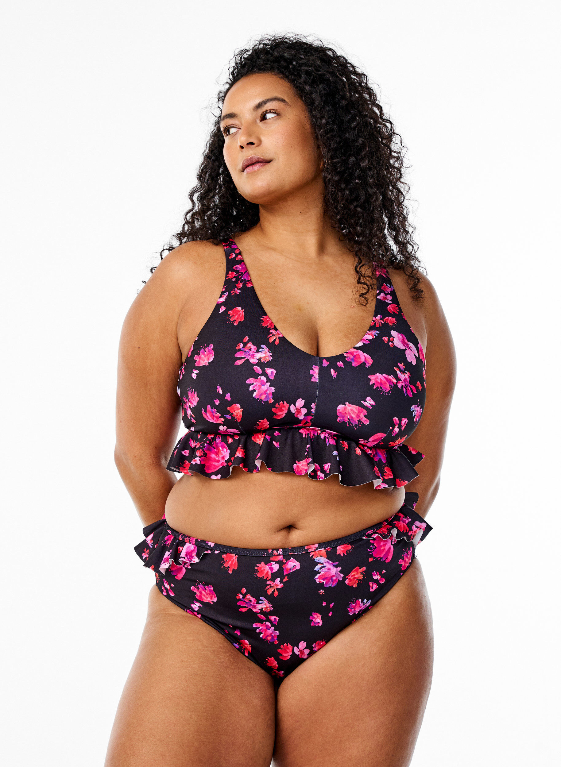 Zizzi Bloemen bikini top met een ruche afwerking, Roze, Model image number 1