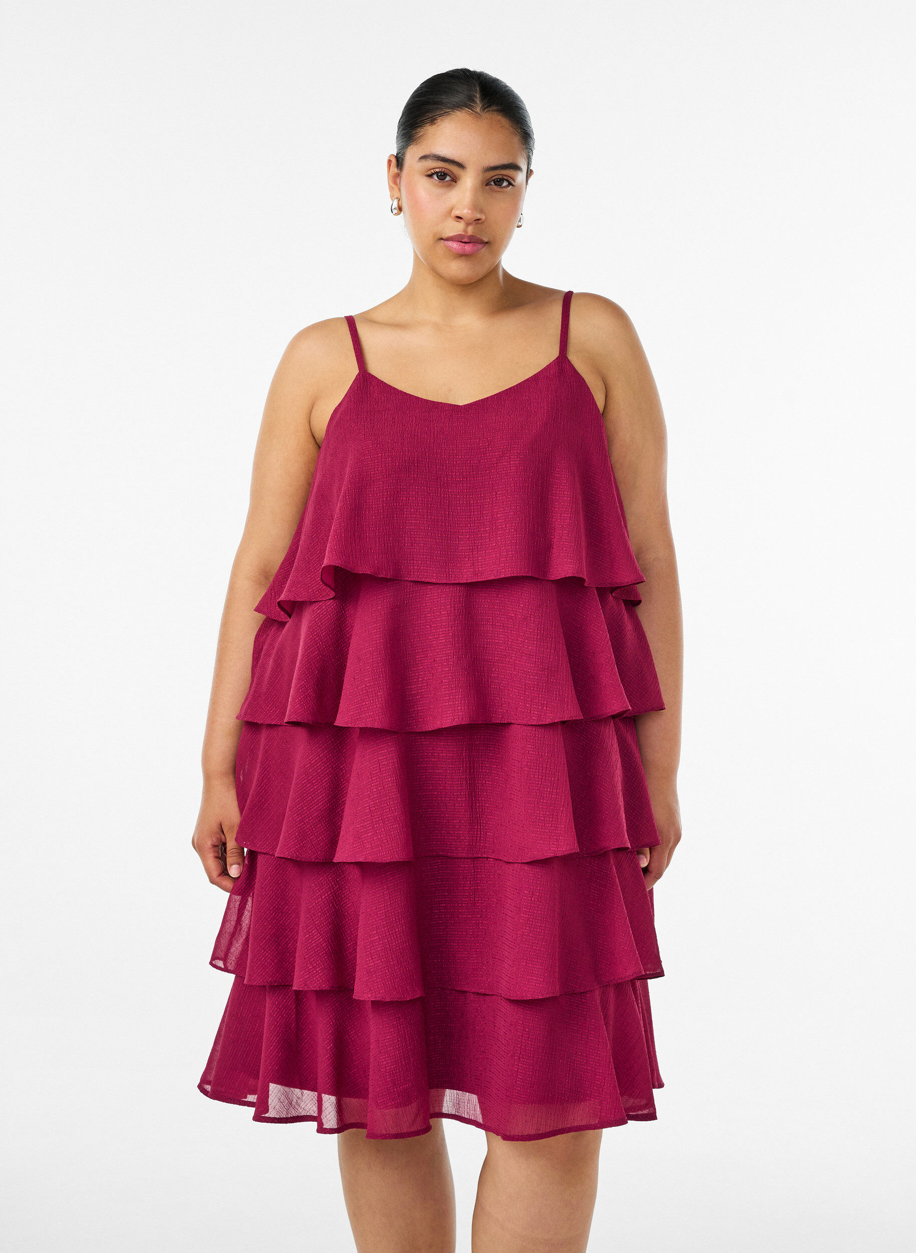 Gelaagde jurk met ruches en spaghettibandjes, Rood, Model