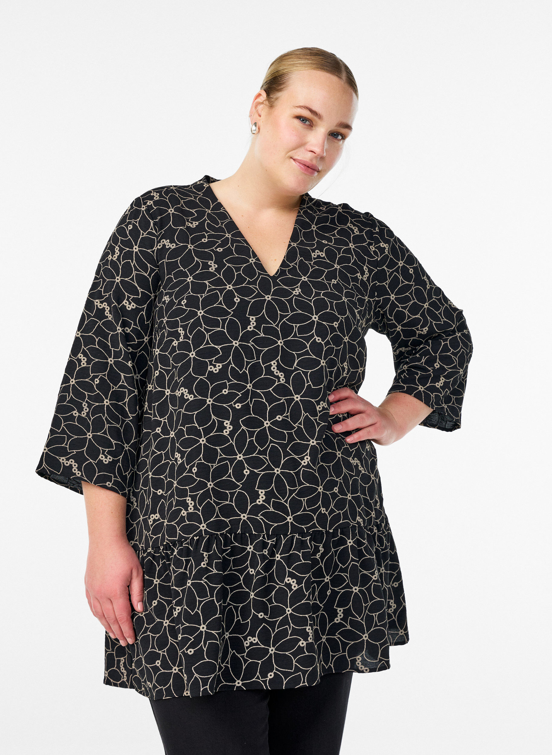 Zizzi Tuniek met een geborduurd bloemenpatroon en 3/4 mouwen, Zwart, Model image number 0