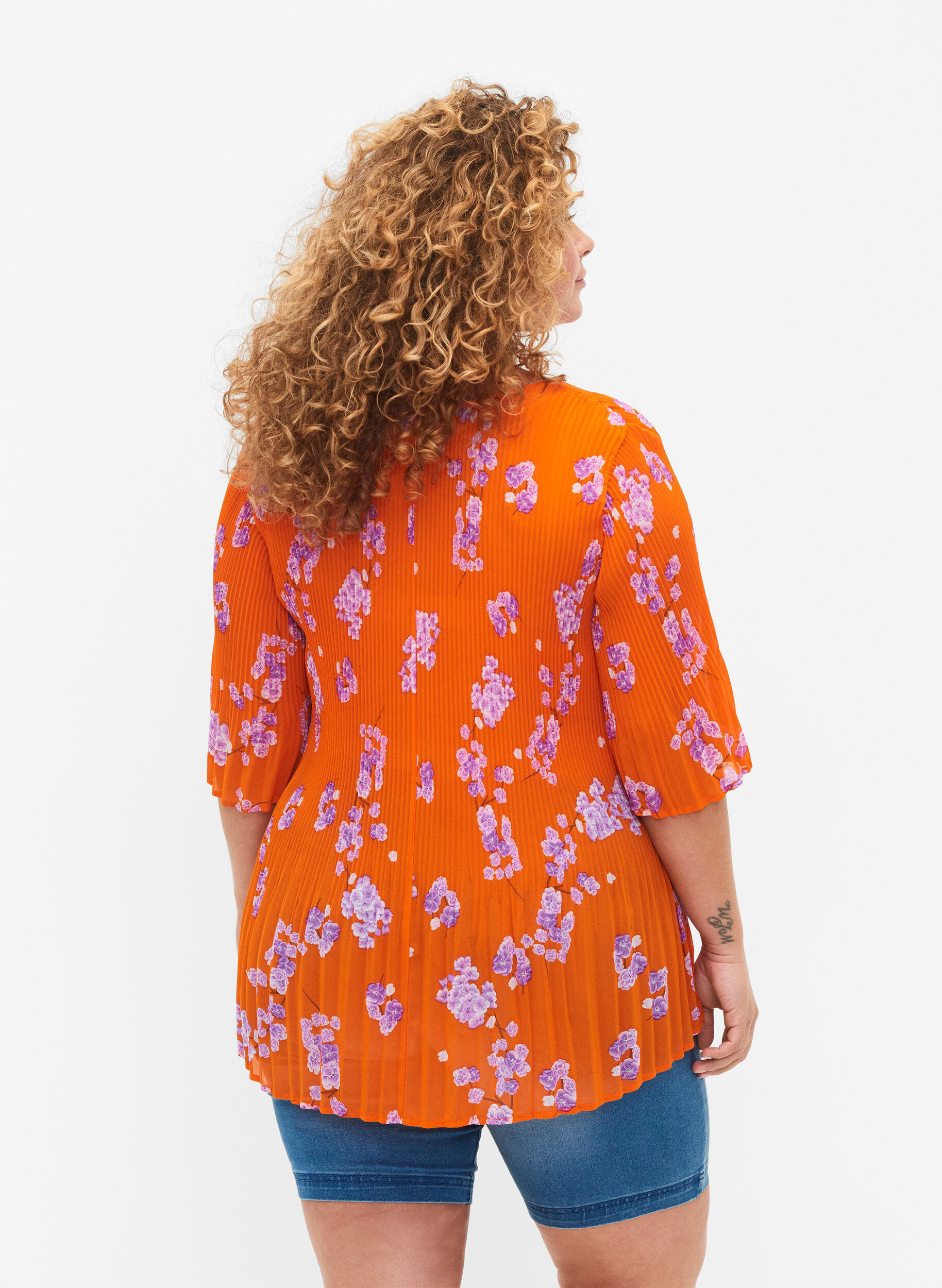 Zizzi Gebloemde geplooide blouse, Exuberance Flower, Model image number 1