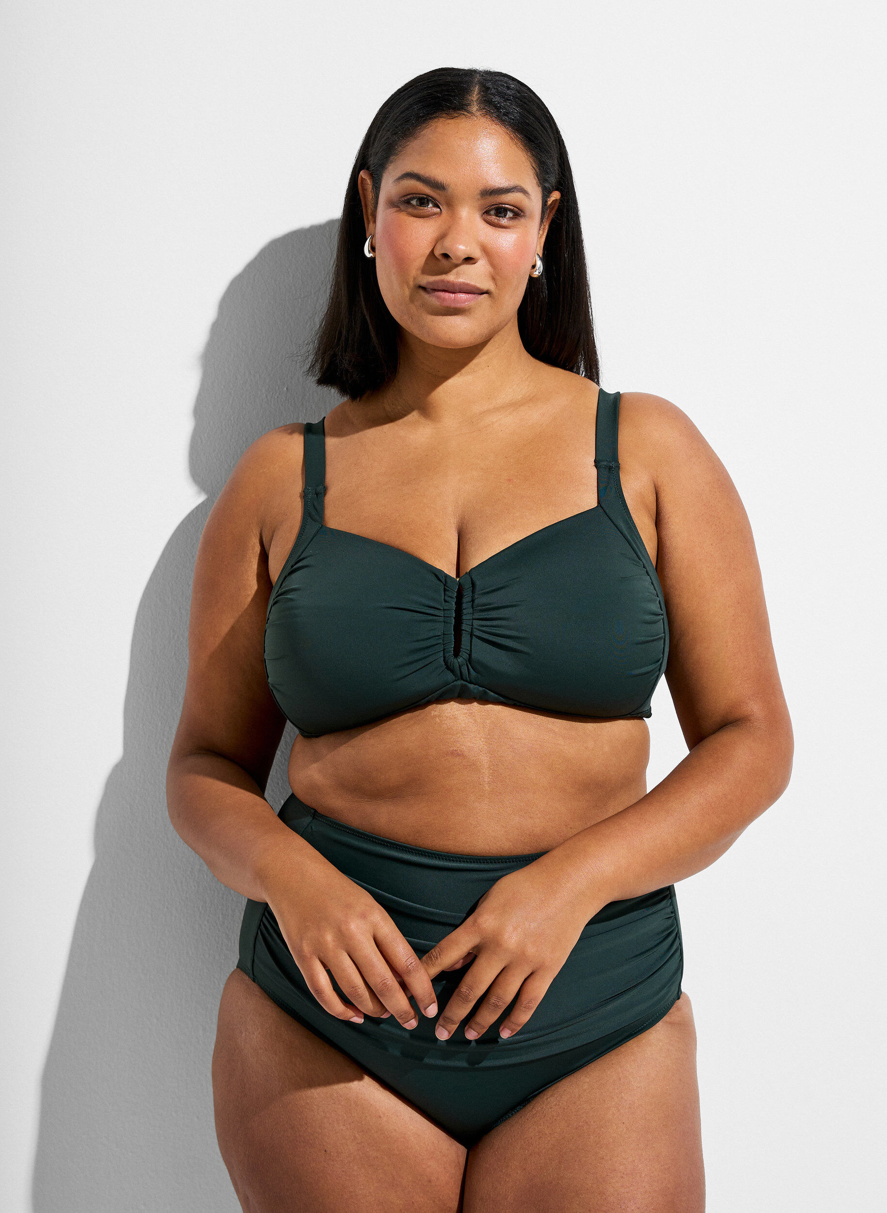 Zizzi Gewatteerde bikinitop met ringdetail, Groen, Model image number 1