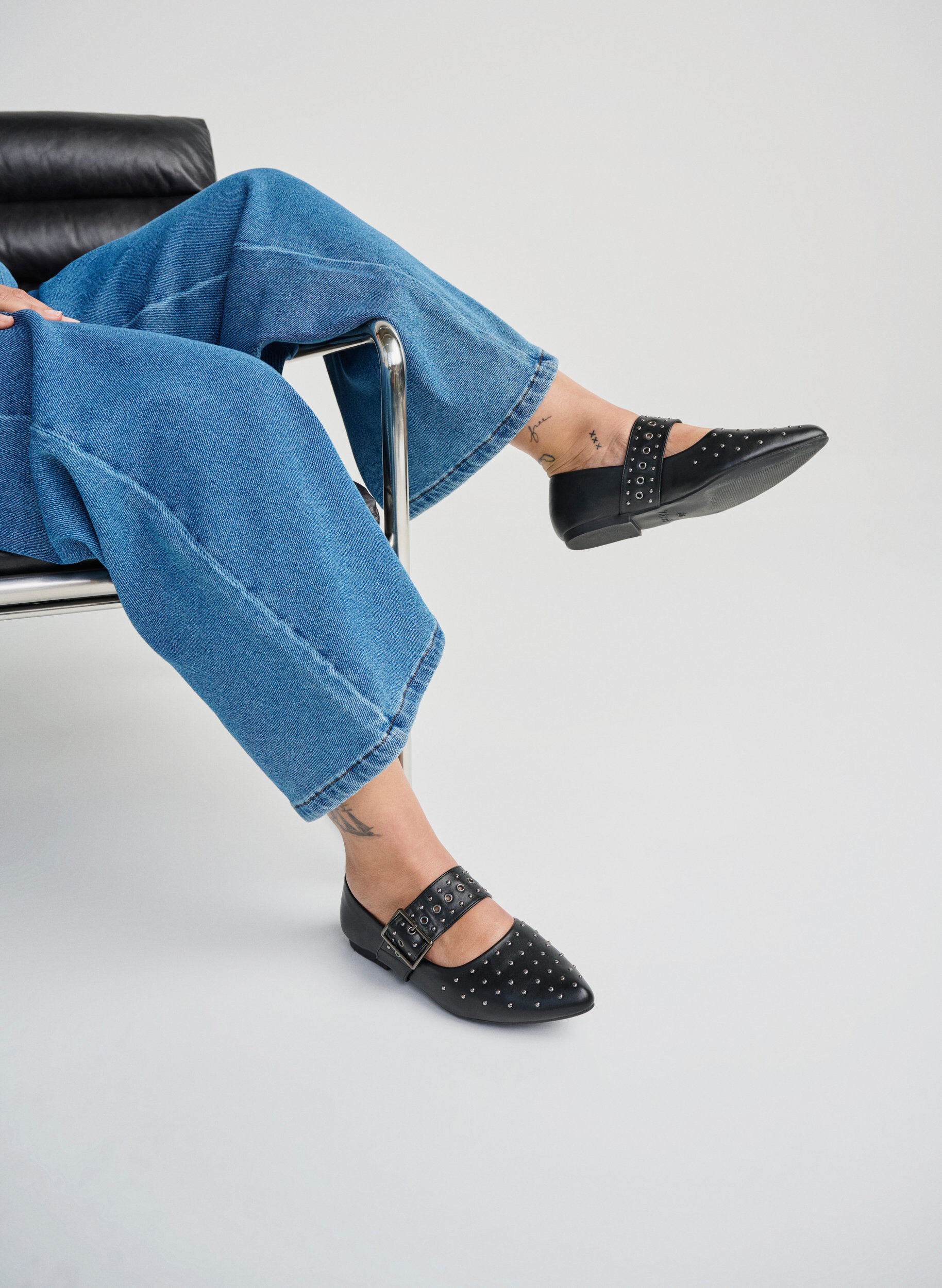 Wide fit - Gepunte ballerina met gesp en studs