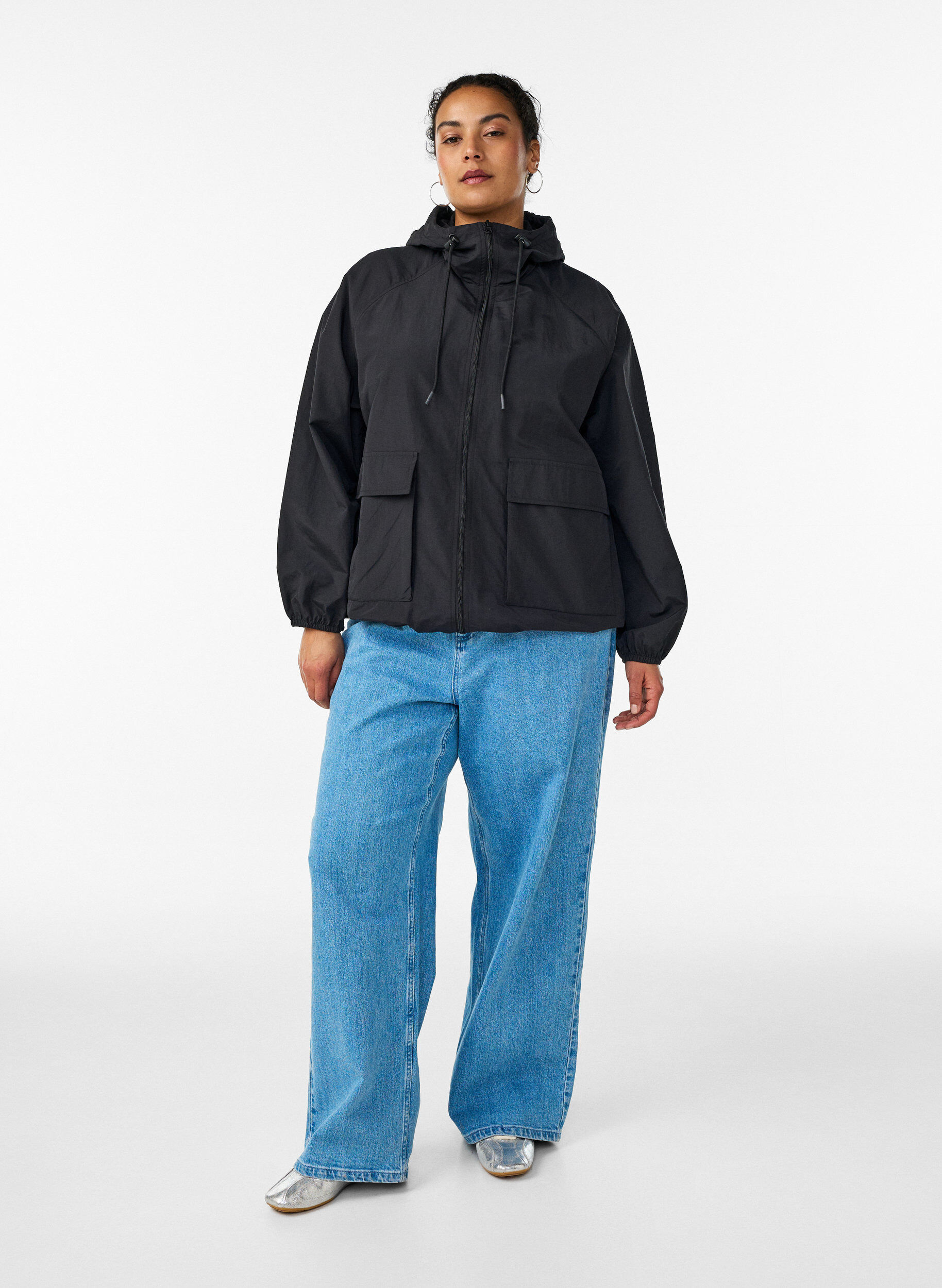 Zizzi Lichtgewicht jas met capuchon en zakken, Zwart, Model image number 1