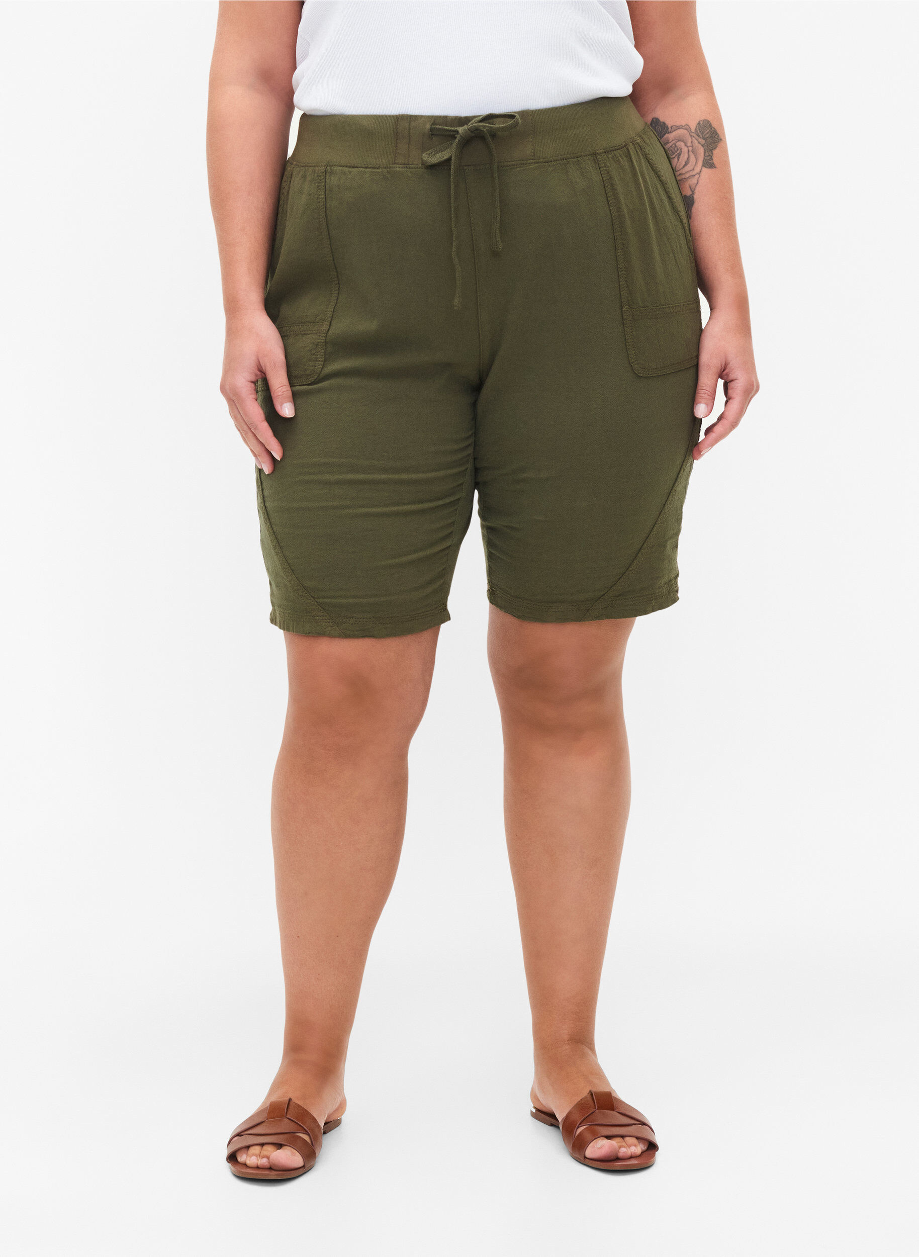 Zizzi Losse katoenen short met zakken, Groen, Model image number 4