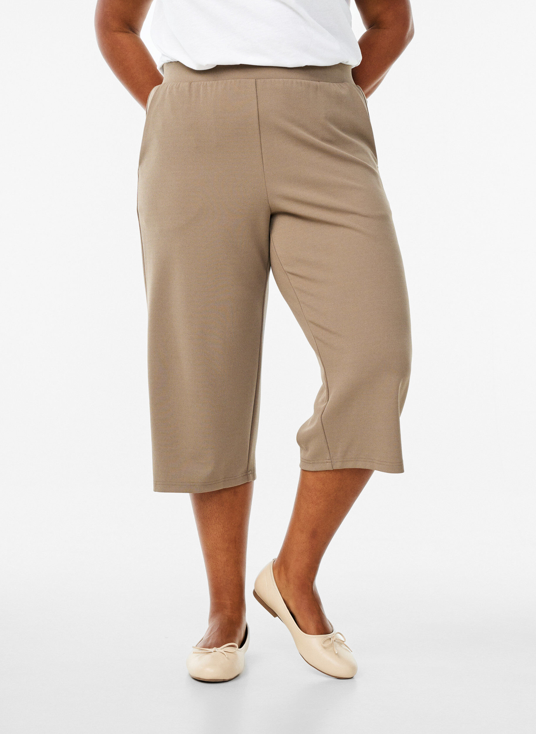 Zizzi Hoog getailleerde kniebroek met losse pasvorm, Bruin, Model image number 2