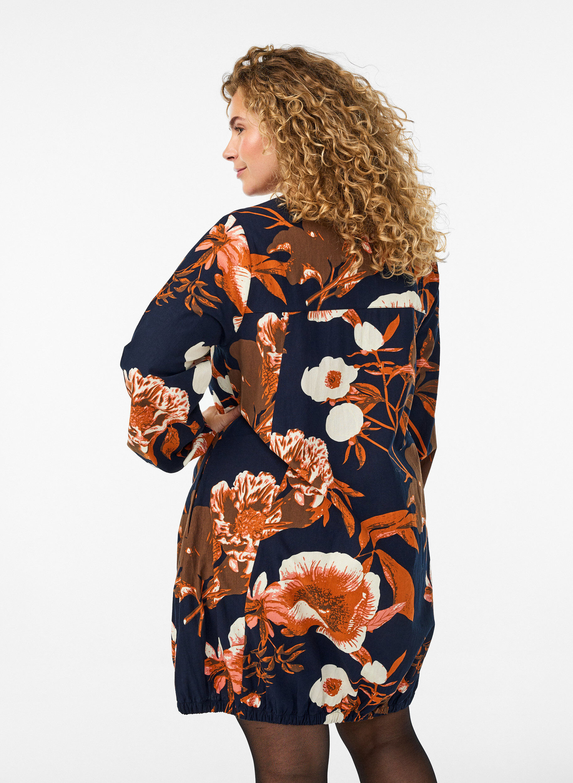 Zizzi Korte katoenen jurk met een elastische zoom en lange mouwen, Zwart, Model image number 2