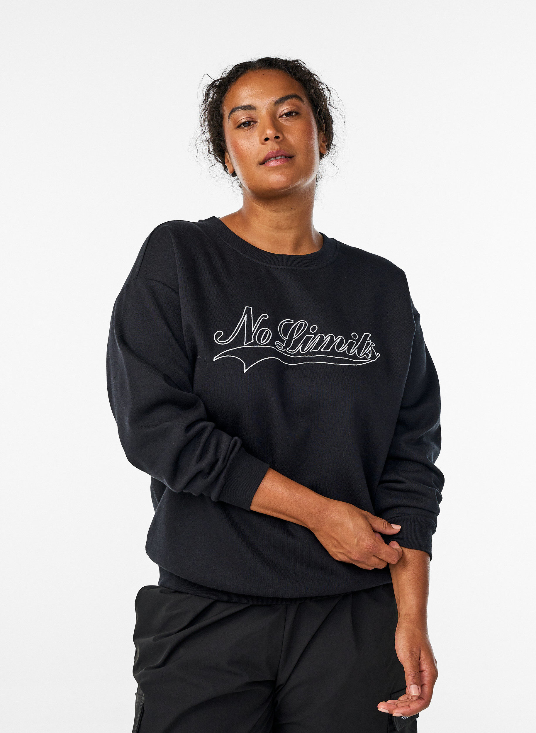 Zizzi Sweatshirt met statementdetail, Zwart, Model image number 0