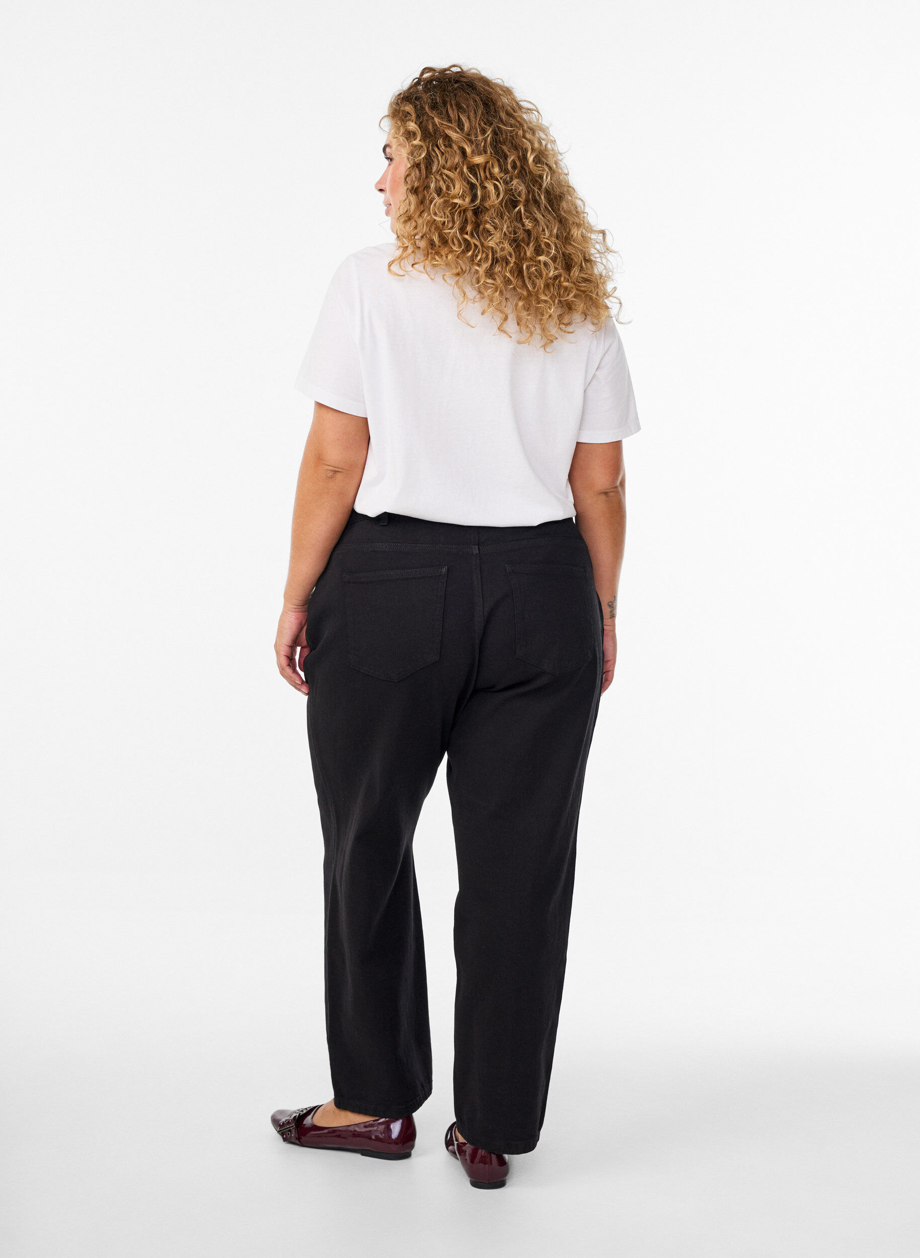 Zizzi Losse jeans met gekorte lengte, Zwart, Model image number 1