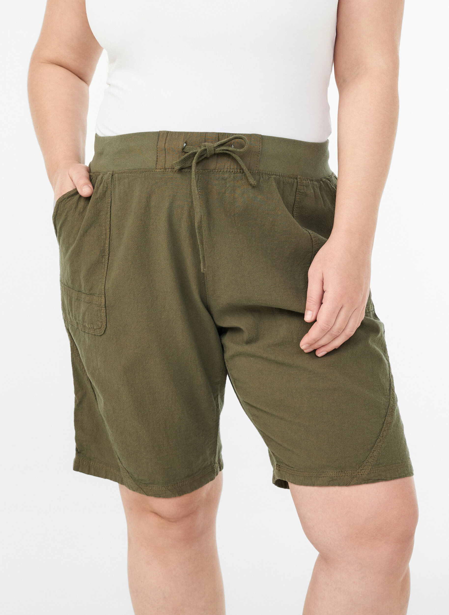Zizzi Losse katoenen short met zakken, Groen, Model image number 3