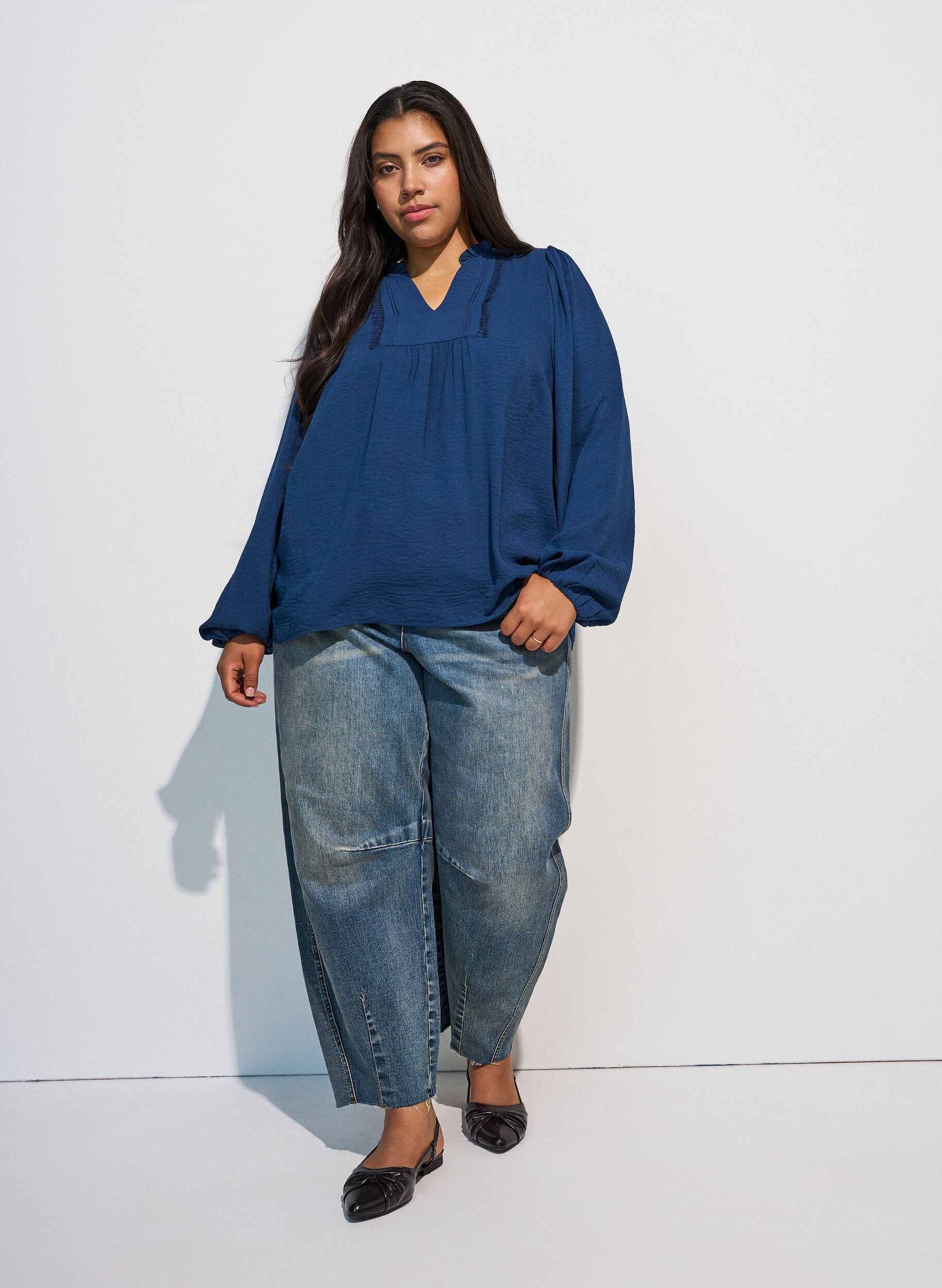 ZizziBlouse met V-hals en gehaakte sierband, Blauw, Model image number 1