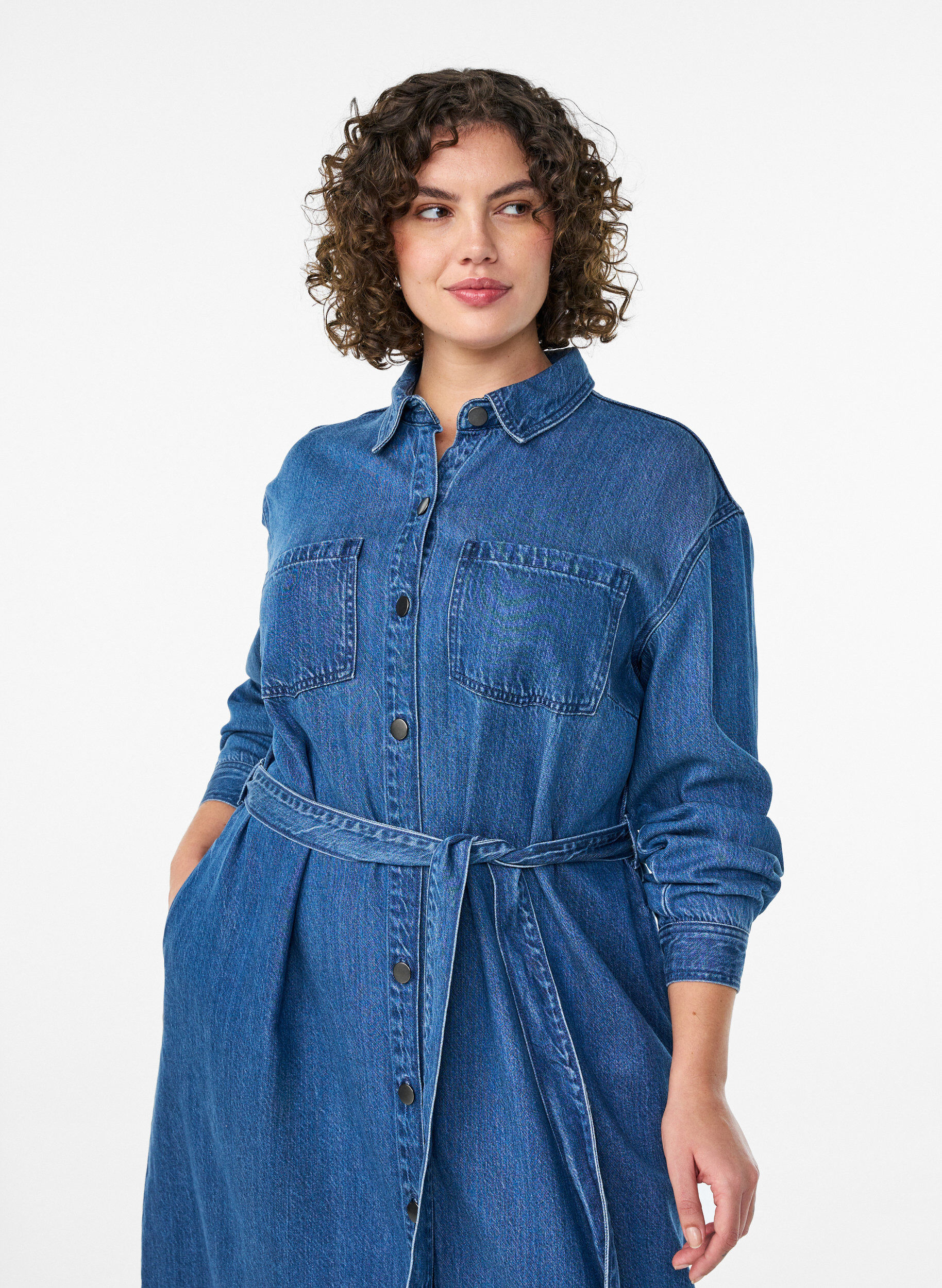 Zizzi Denim overhemdjurk met strikceintuur en zijzakken, Blauw, Model image number 2